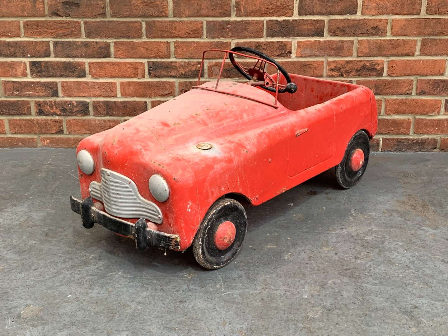 <p>Vintage Tin Plate Childs Pedal Car</p>