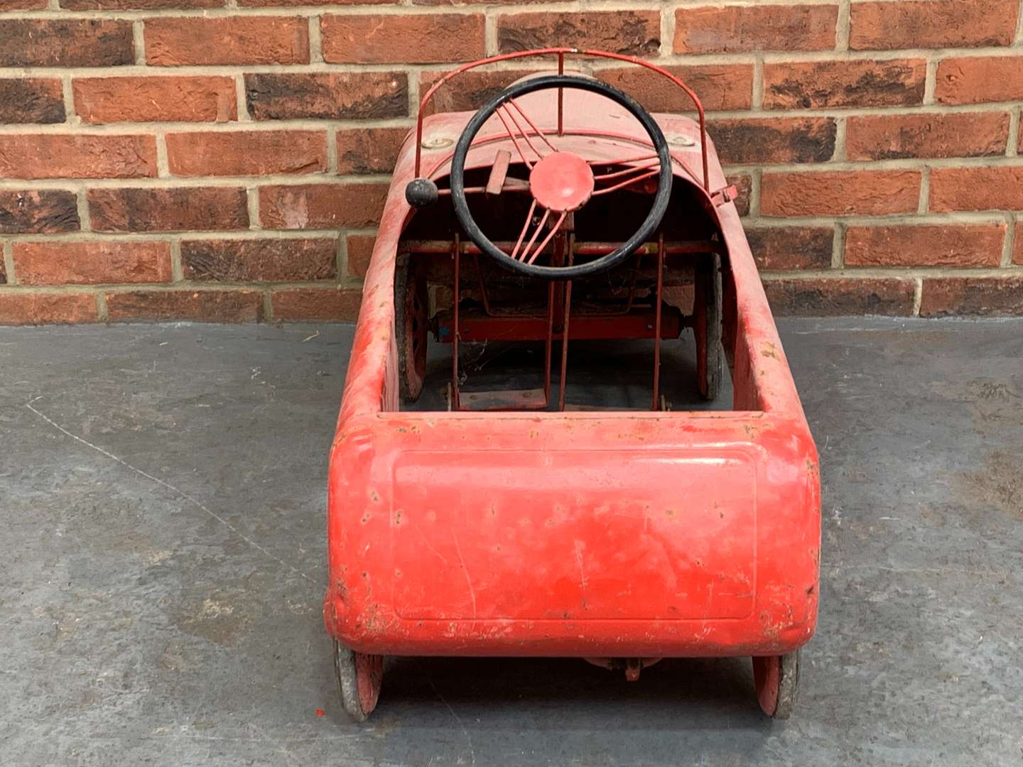 <p>Vintage Tin Plate Childs Pedal Car</p>