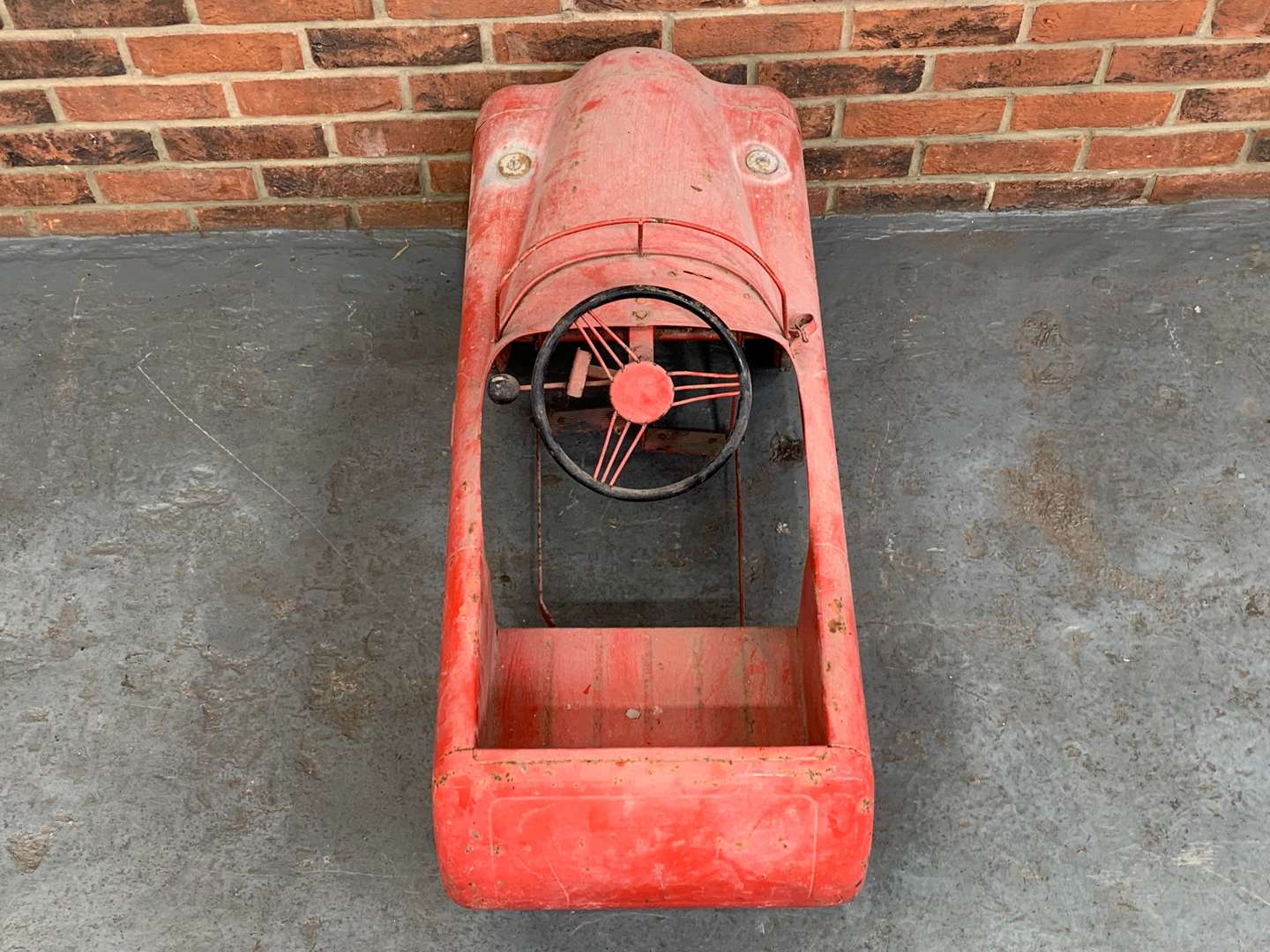 <p>Vintage Tin Plate Childs Pedal Car</p>