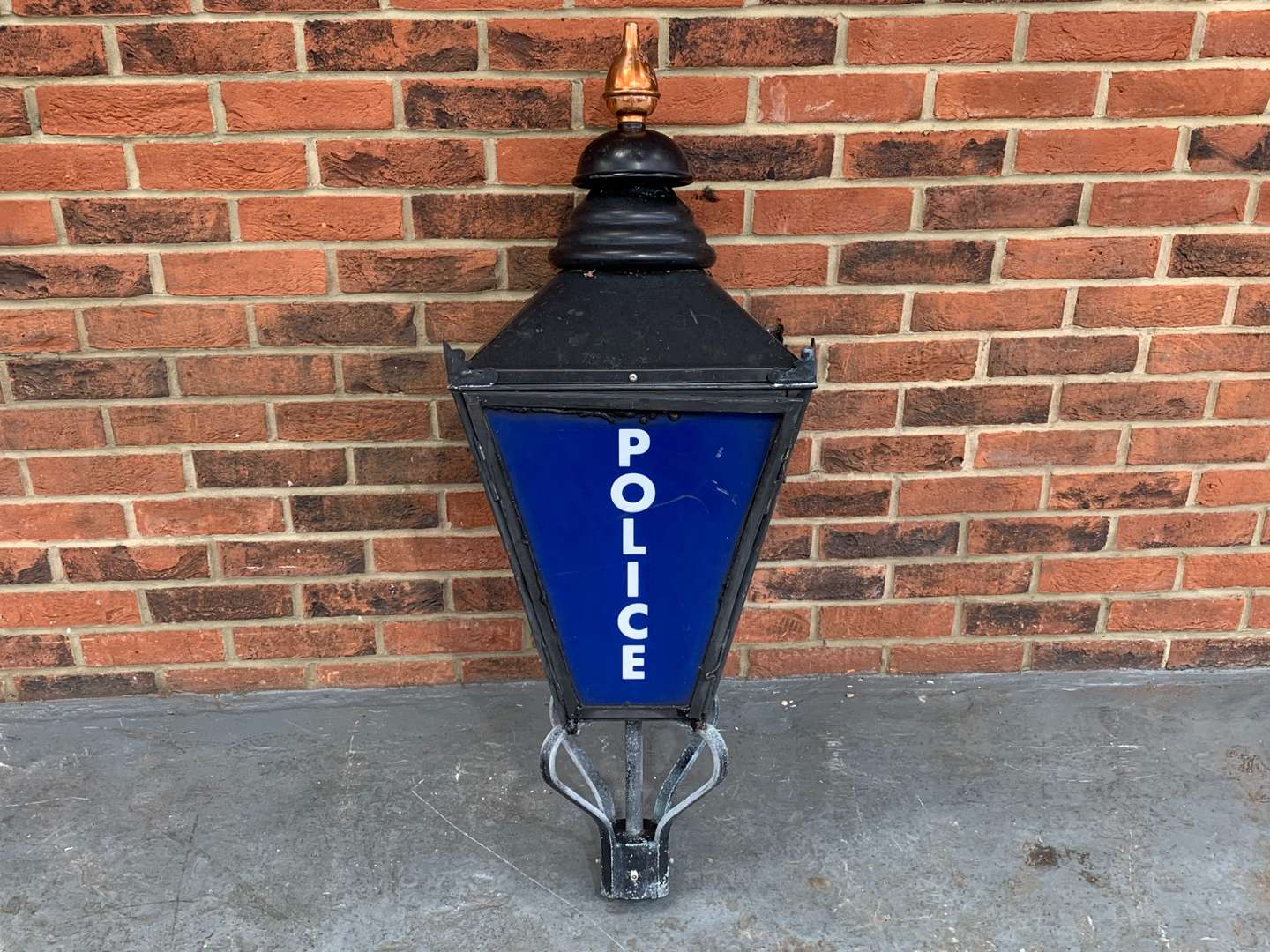 <p>Metal Framed Made Police Lantern</p>