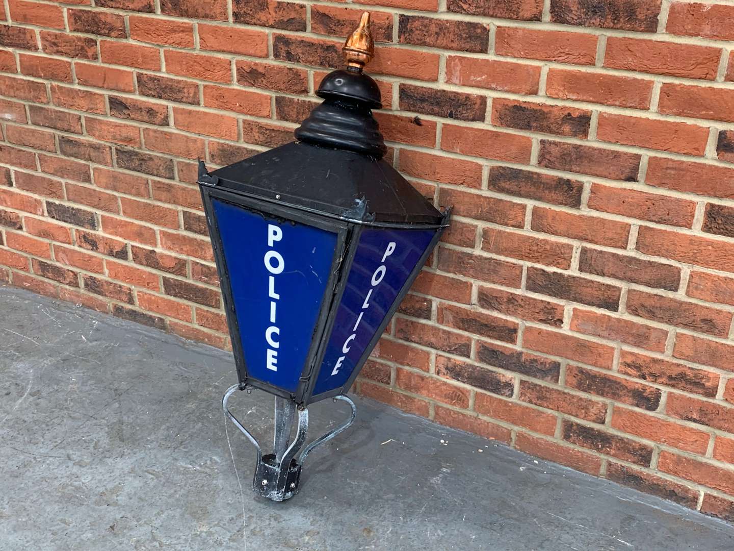 <p>Metal Framed Made Police Lantern</p>
