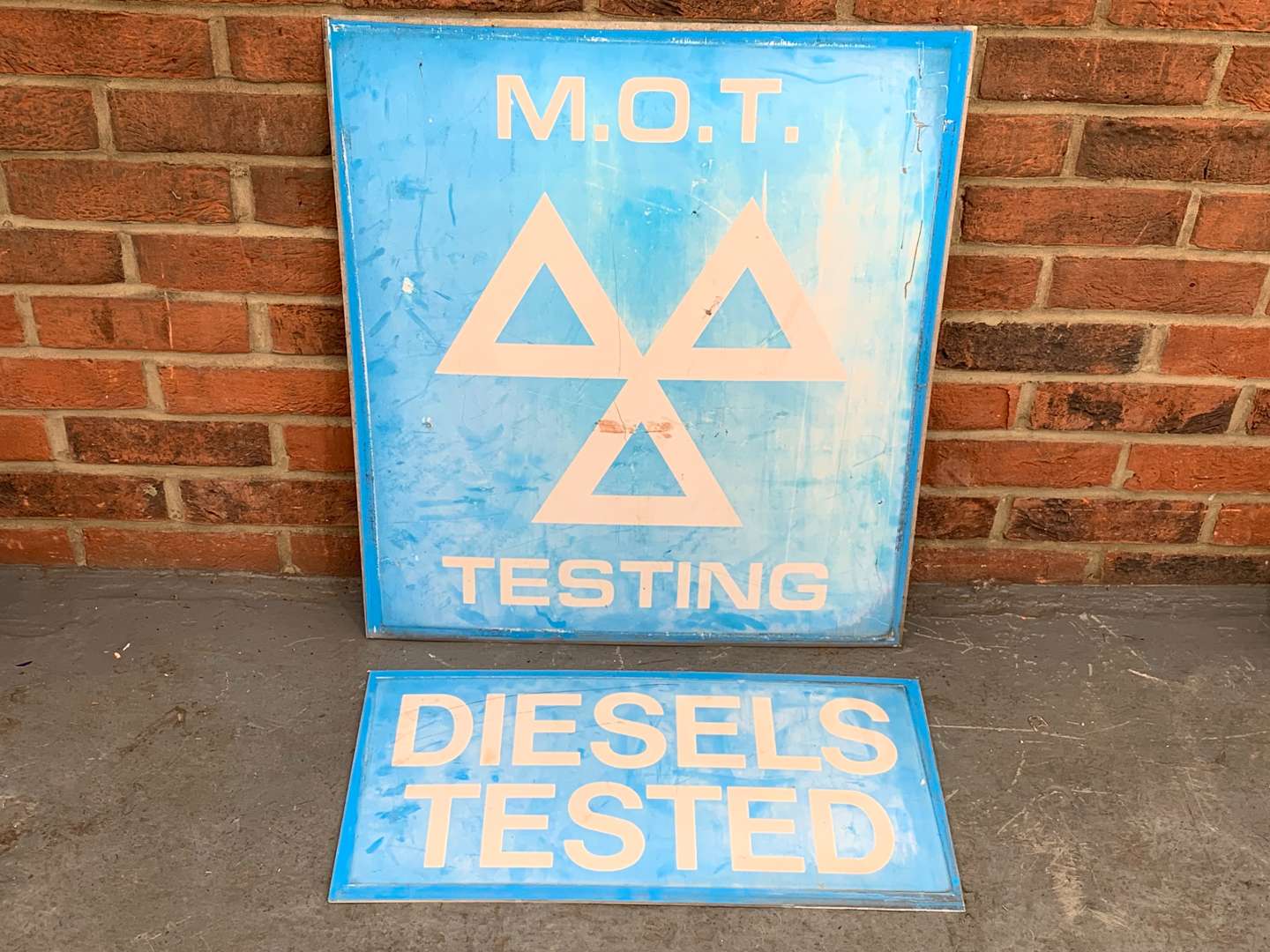 <p>Plastic MOT Testing and Diesels Tested Signs( 2)</p>