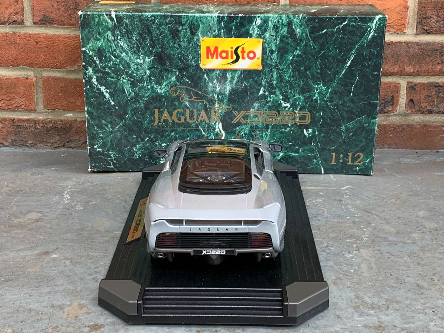 <p>Maisto Jaguar XJ220 1;12 Scale Boxed Die Cast Car</p>