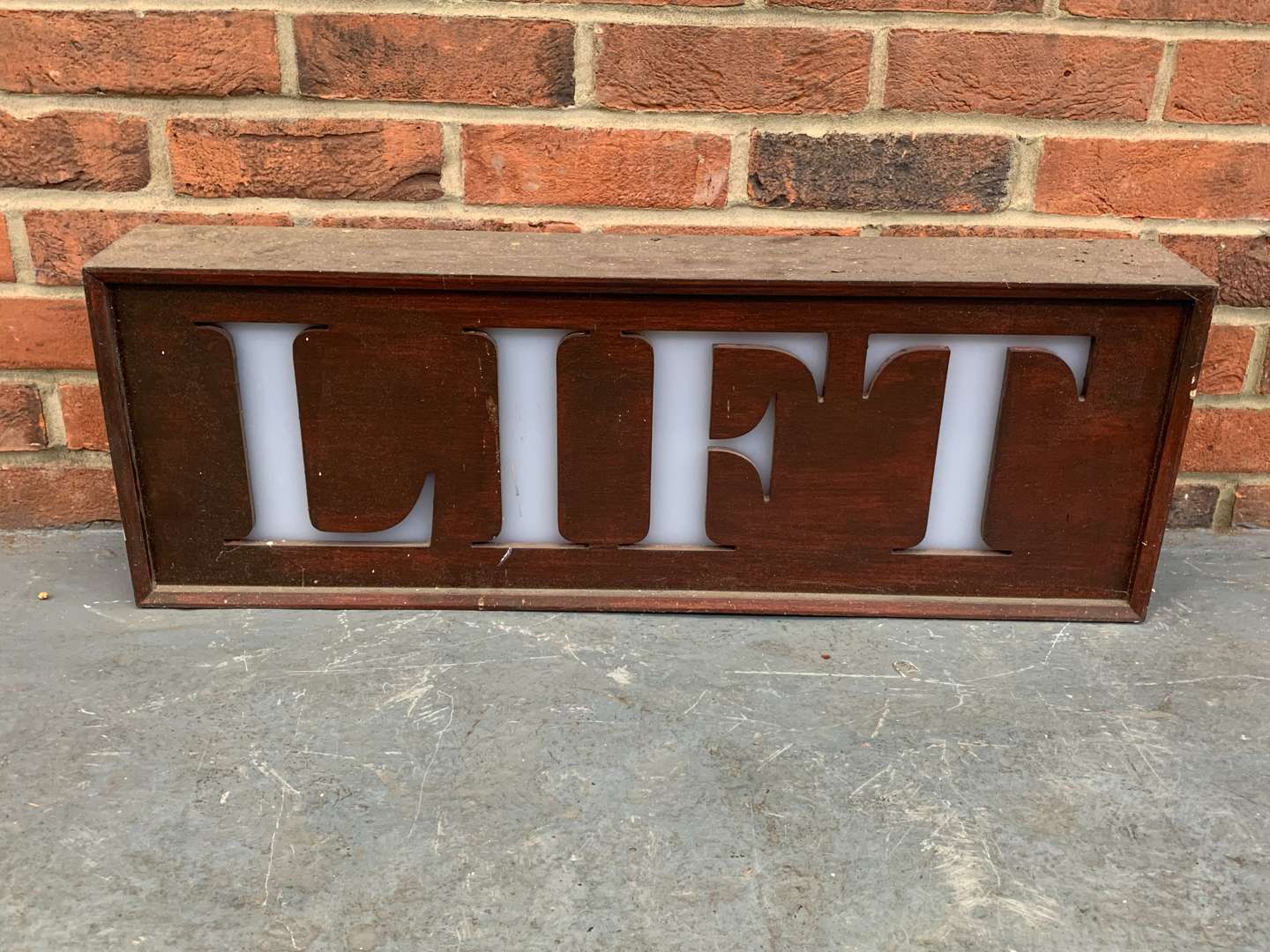 <p>Ex Set Display Wooden Lift Prop Sign</p>