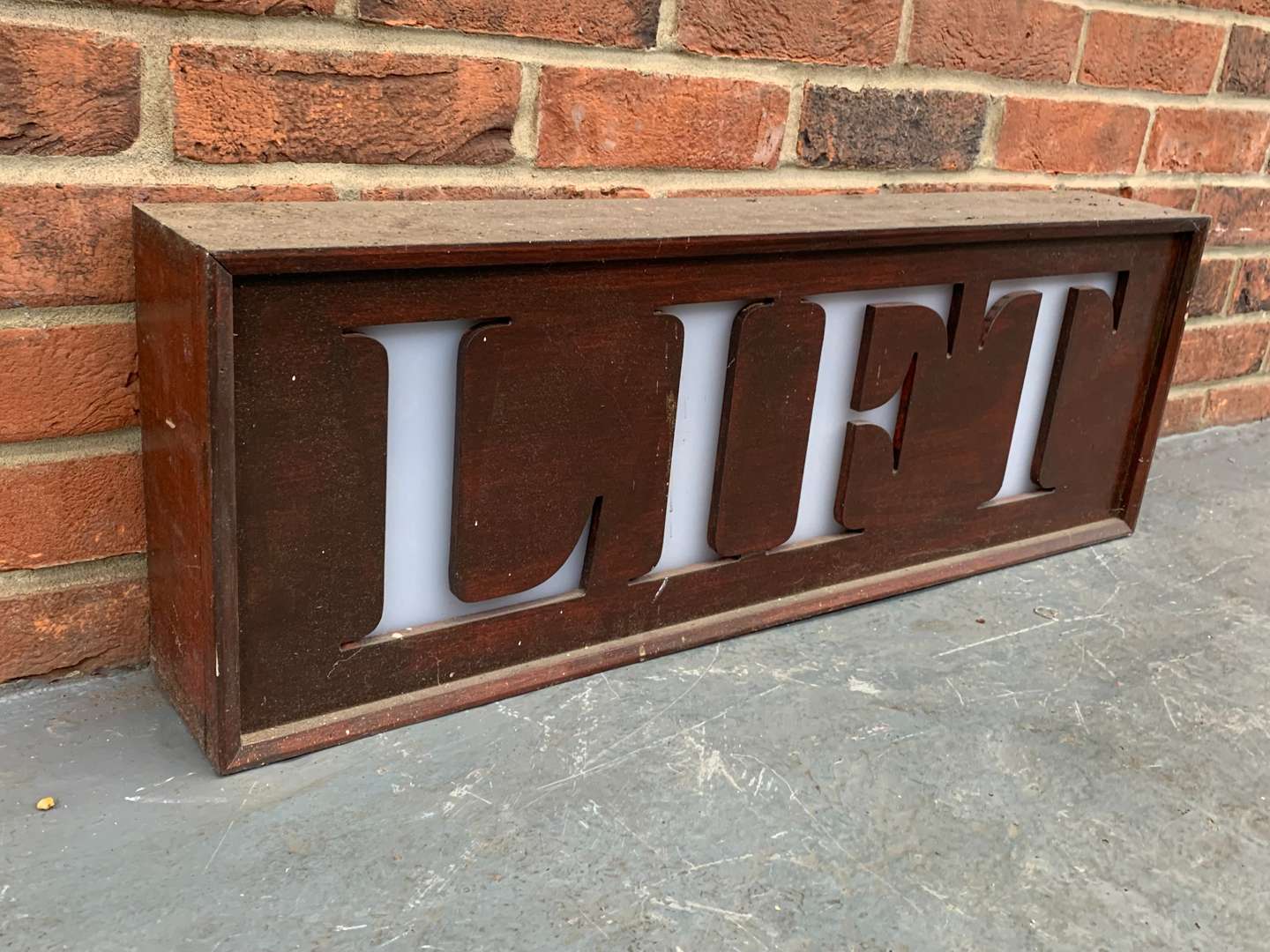 <p>Ex Set Display Wooden Lift Prop Sign</p>