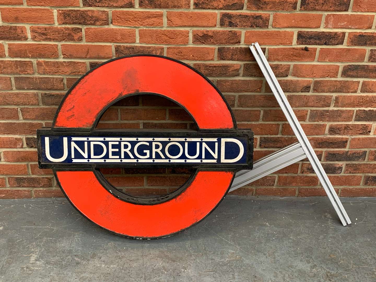 <p>Painted Wooden Wall Mounted Underground Sign and Bracket&nbsp;</p>