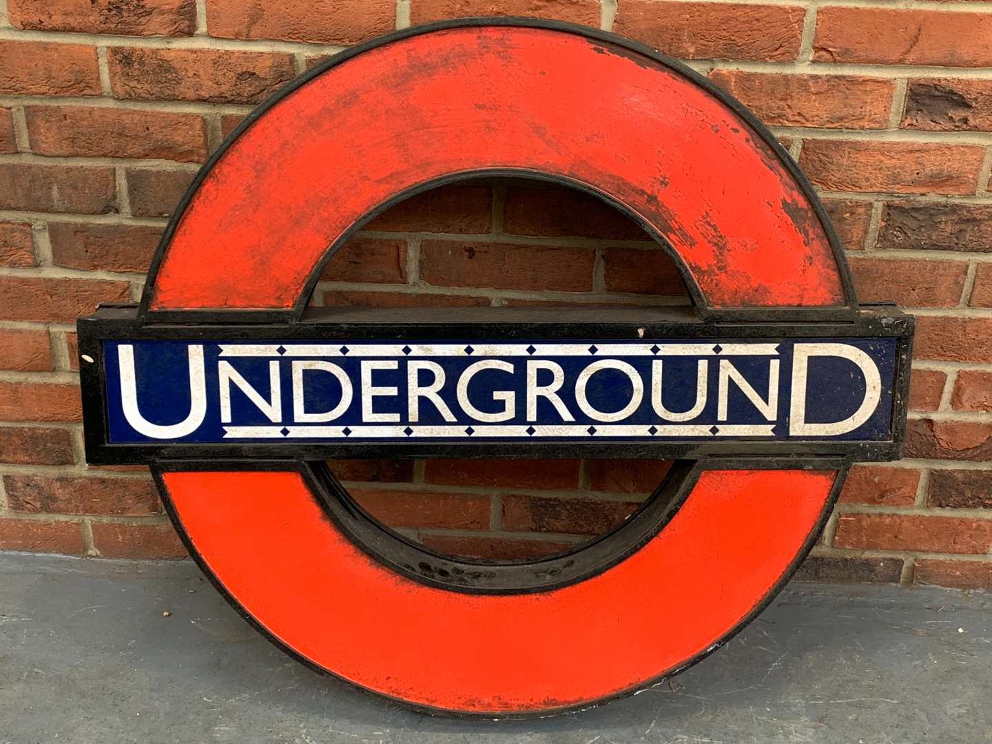 <p>Painted Wooden Wall Mounted Underground Sign and Bracket&nbsp;</p>