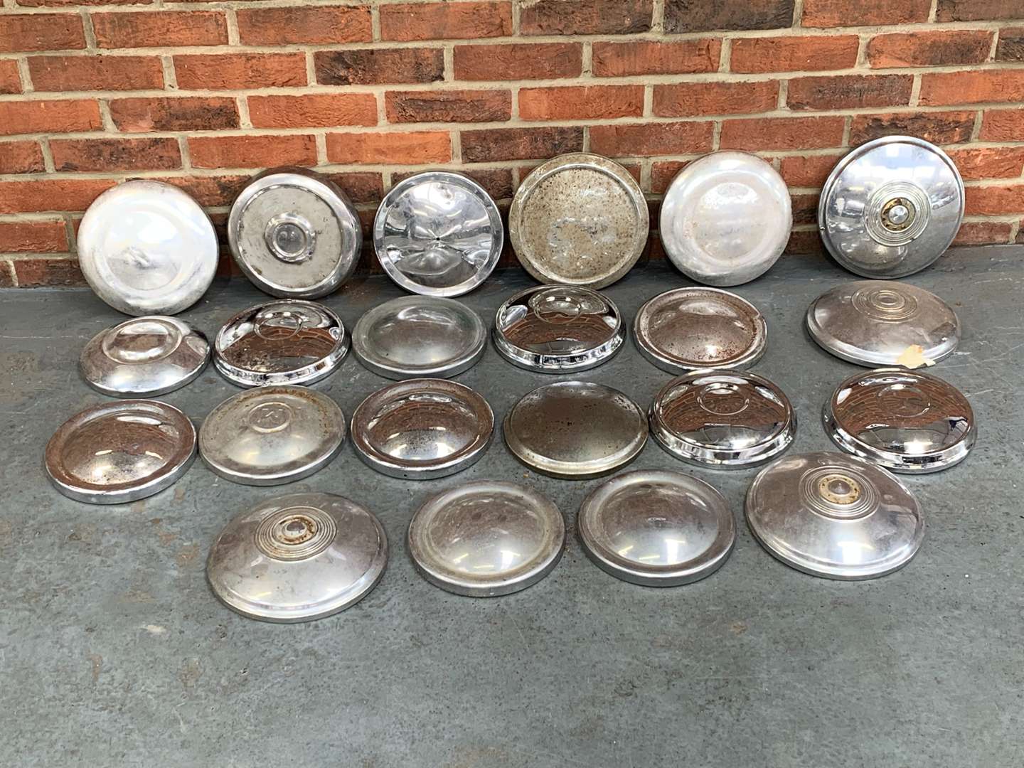 <p>Quantity of Chrome Hub Caps</p>