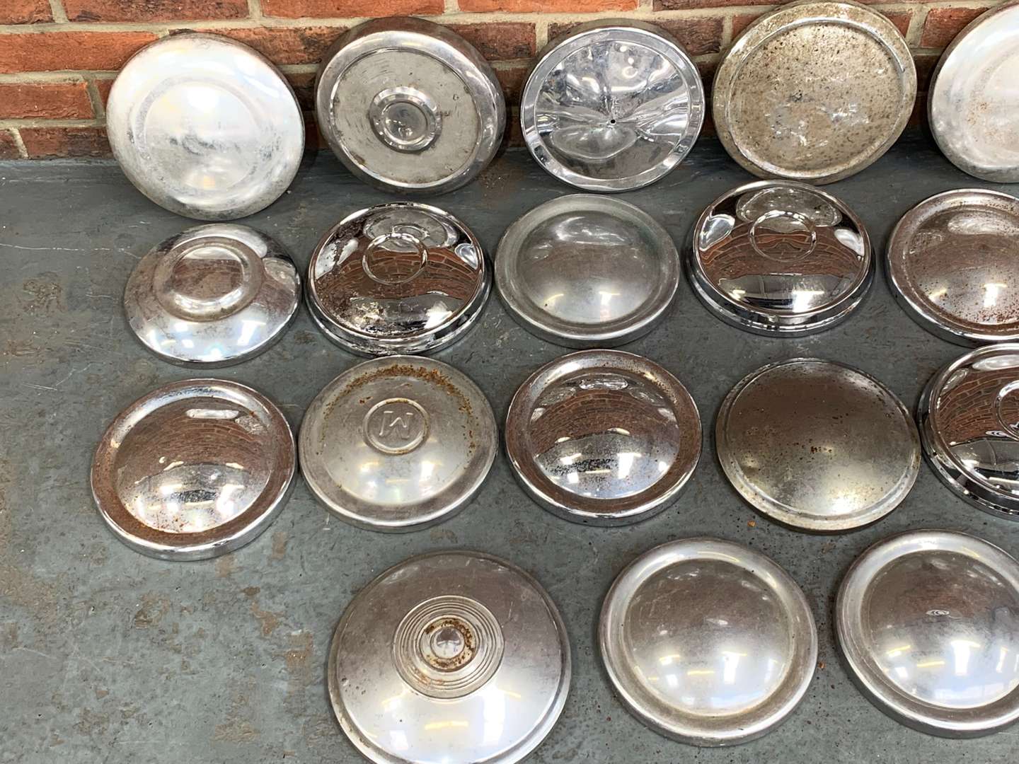 <p>Quantity of Chrome Hub Caps</p>