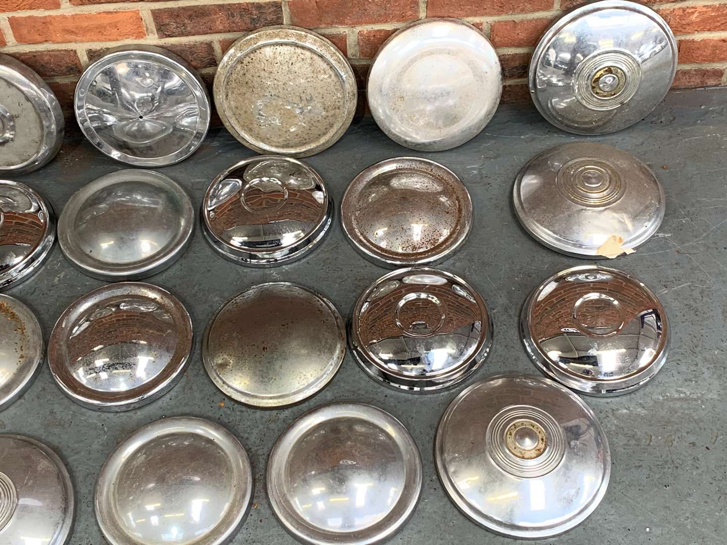 <p>Quantity of Chrome Hub Caps</p>