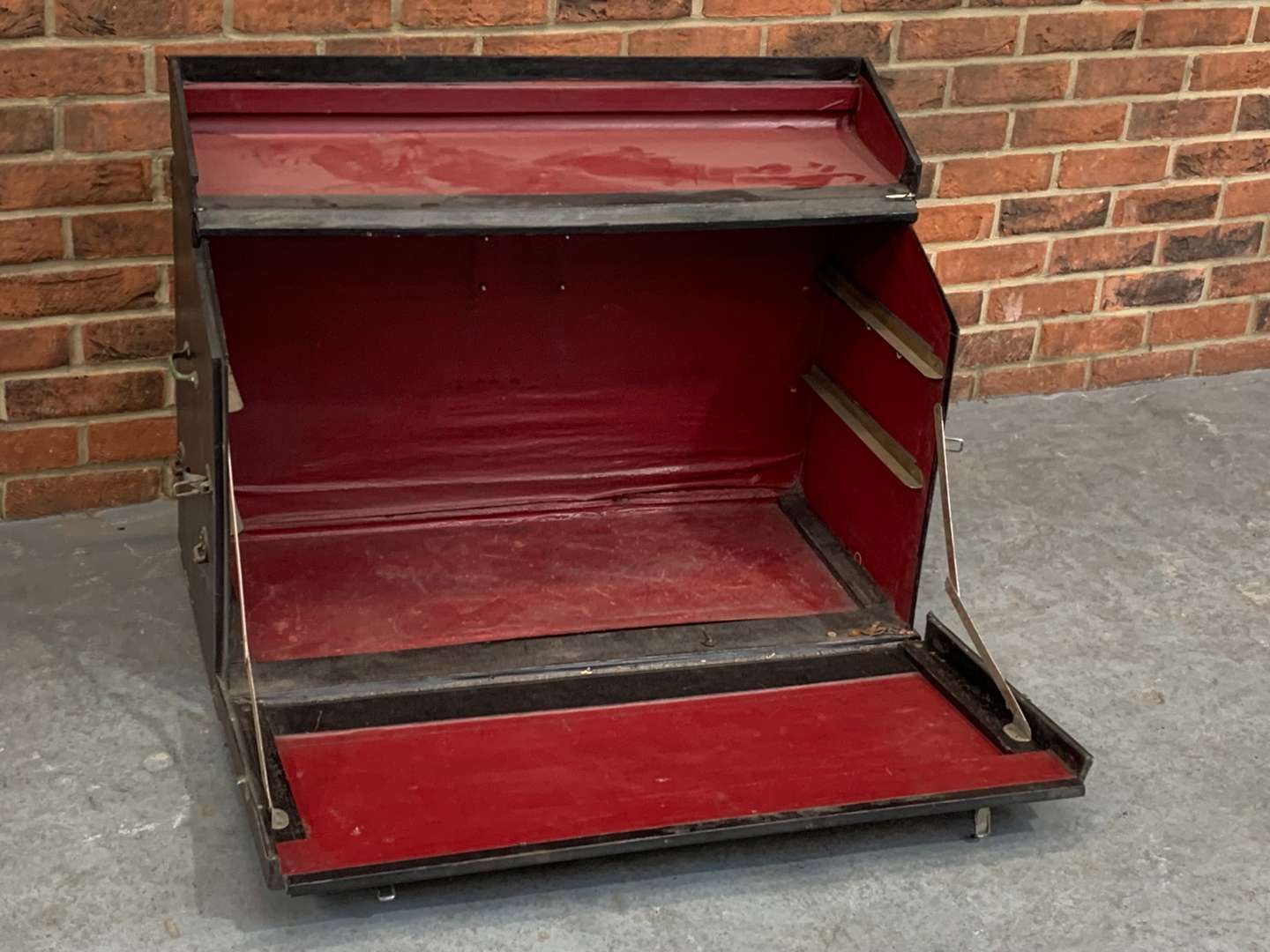 <p>Vintage Rexine Car Trunk&nbsp;</p>