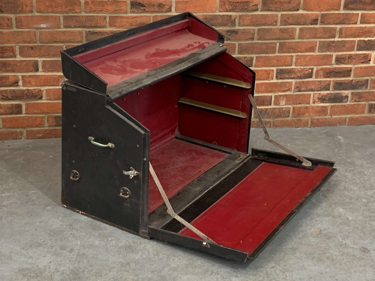 <p>Vintage Rexine Car Trunk&nbsp;</p>