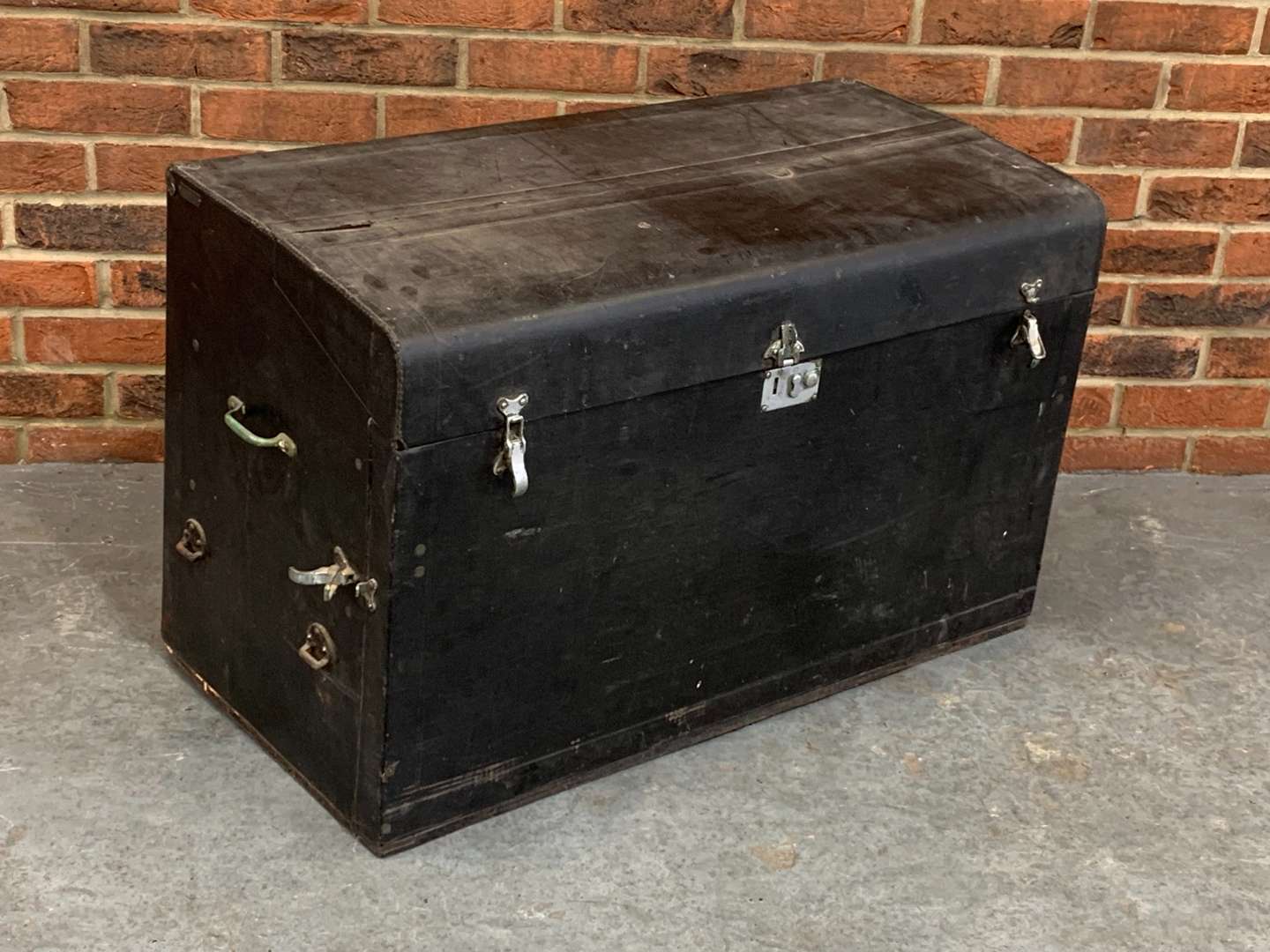 <p>Vintage Rexine Car Trunk&nbsp;</p>