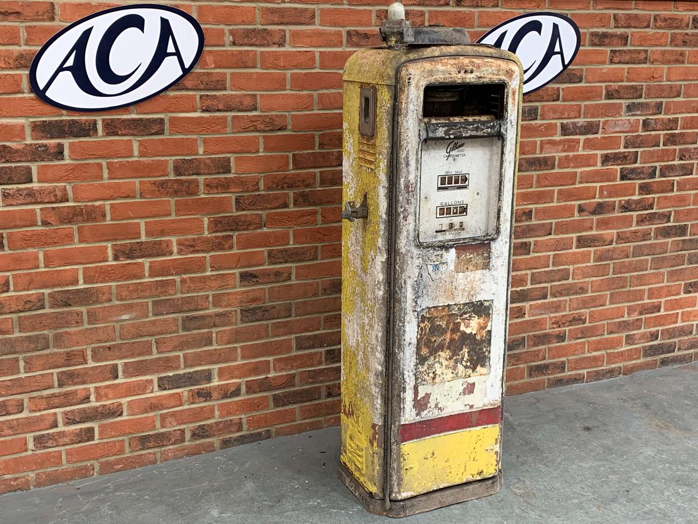 <p>Vintage Gilbarco Calco-Meter Petrol Pump</p>