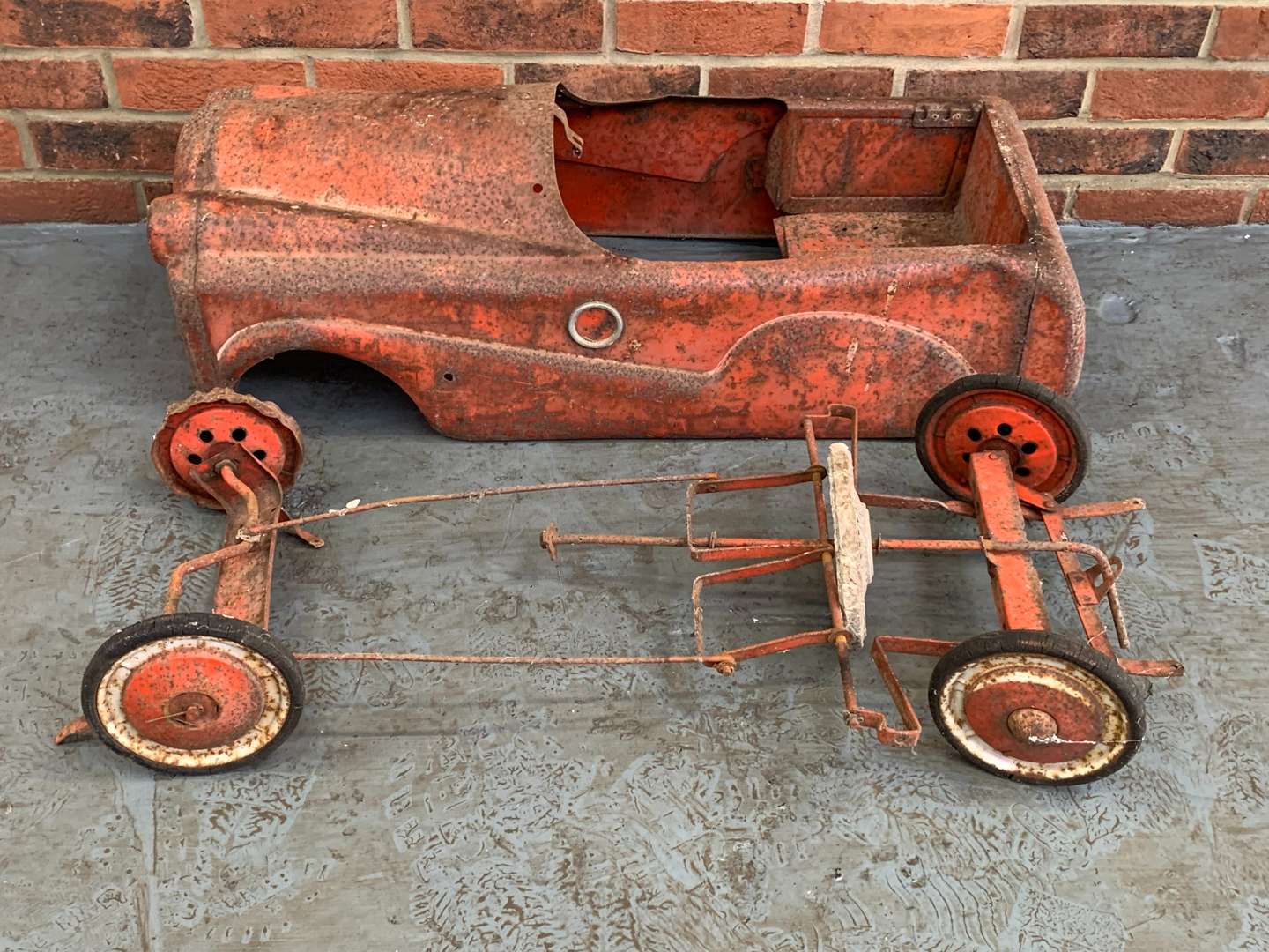 <p>Vintage Tin Plate Child's Pedal Car (For Restoration)</p>