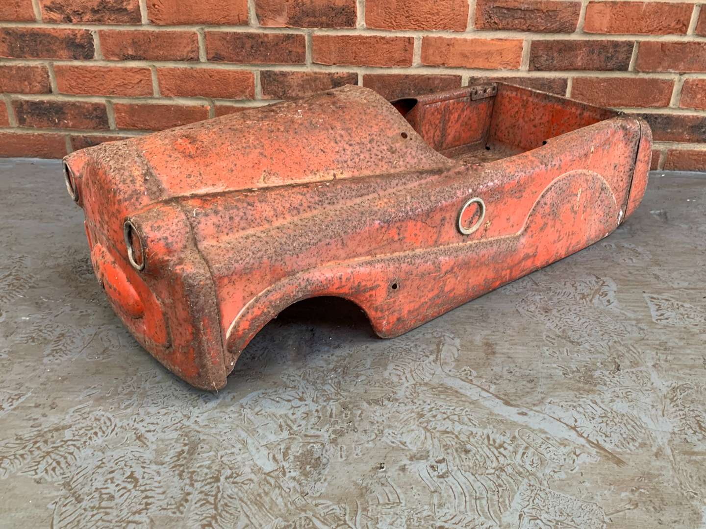 <p>Vintage Tin Plate Child's Pedal Car (For Restoration)</p>