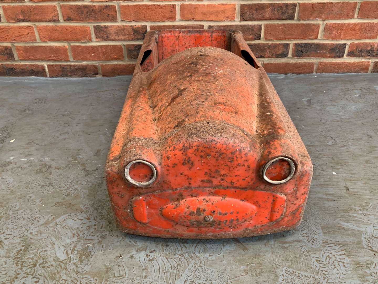 <p>Vintage Tin Plate Child's Pedal Car (For Restoration)</p>