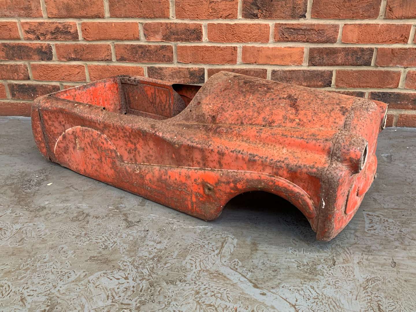 <p>Vintage Tin Plate Child's Pedal Car (For Restoration)</p>