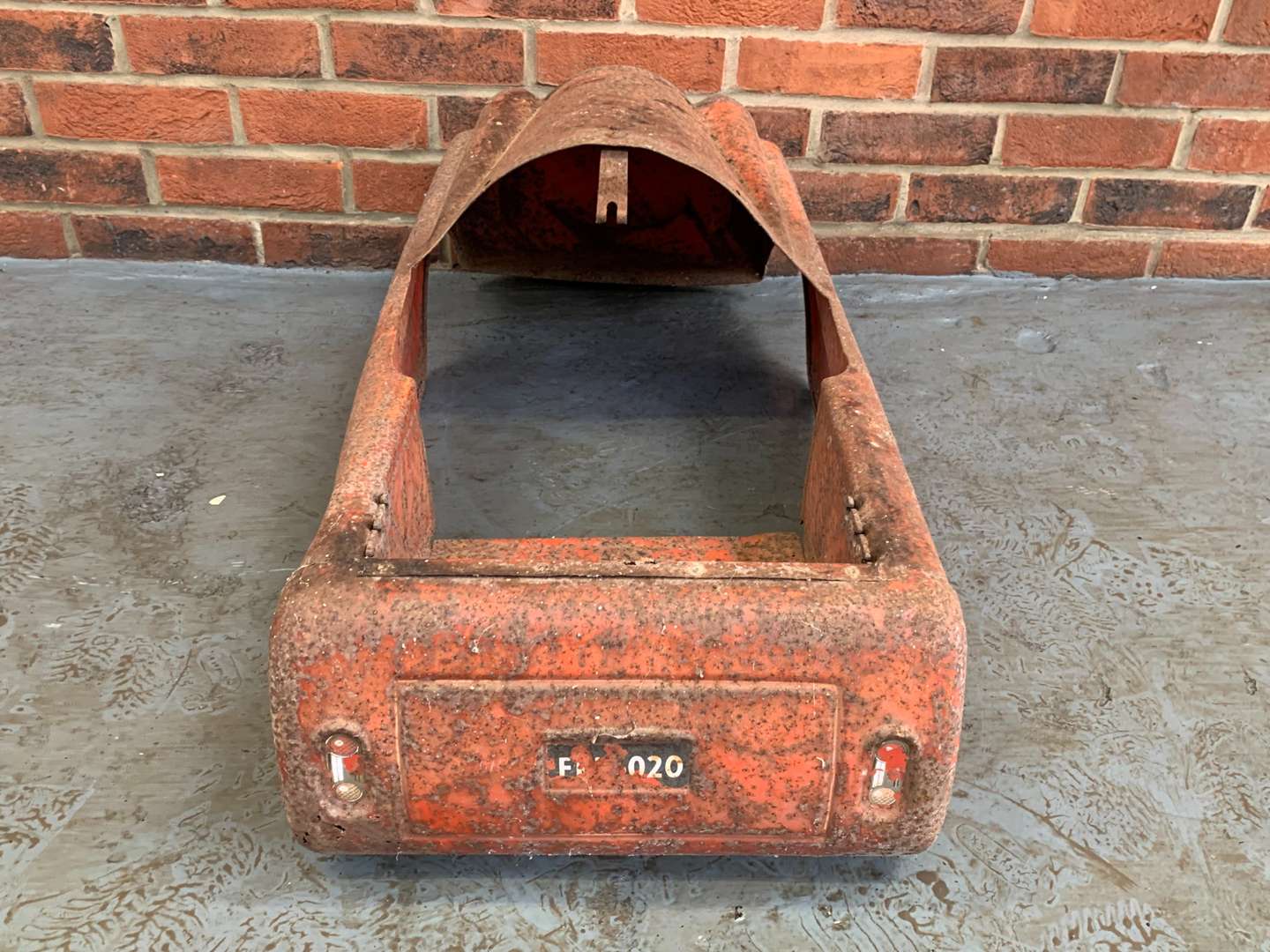 <p>Vintage Tin Plate Child's Pedal Car (For Restoration)</p>