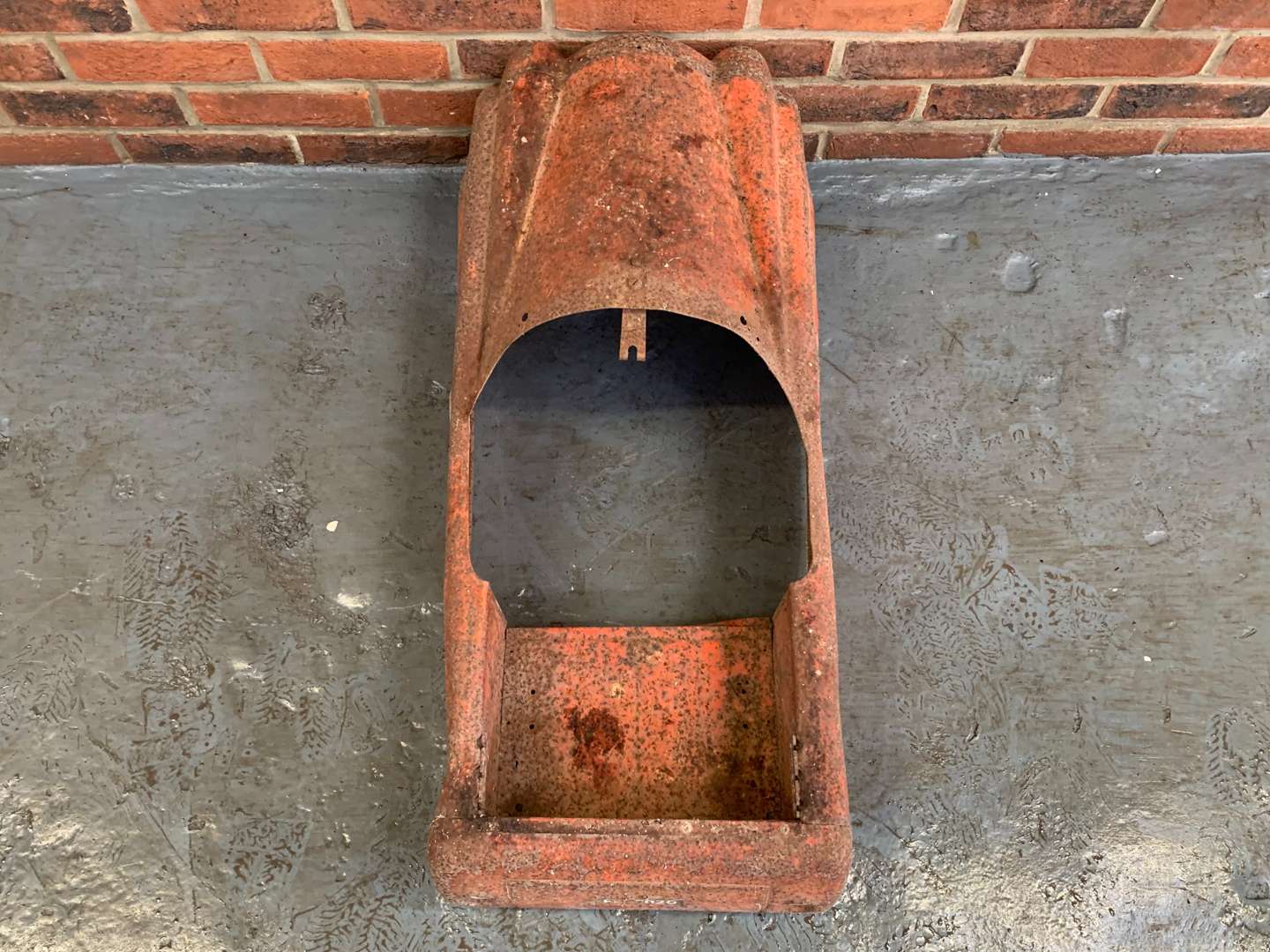 <p>Vintage Tin Plate Child's Pedal Car (For Restoration)</p>