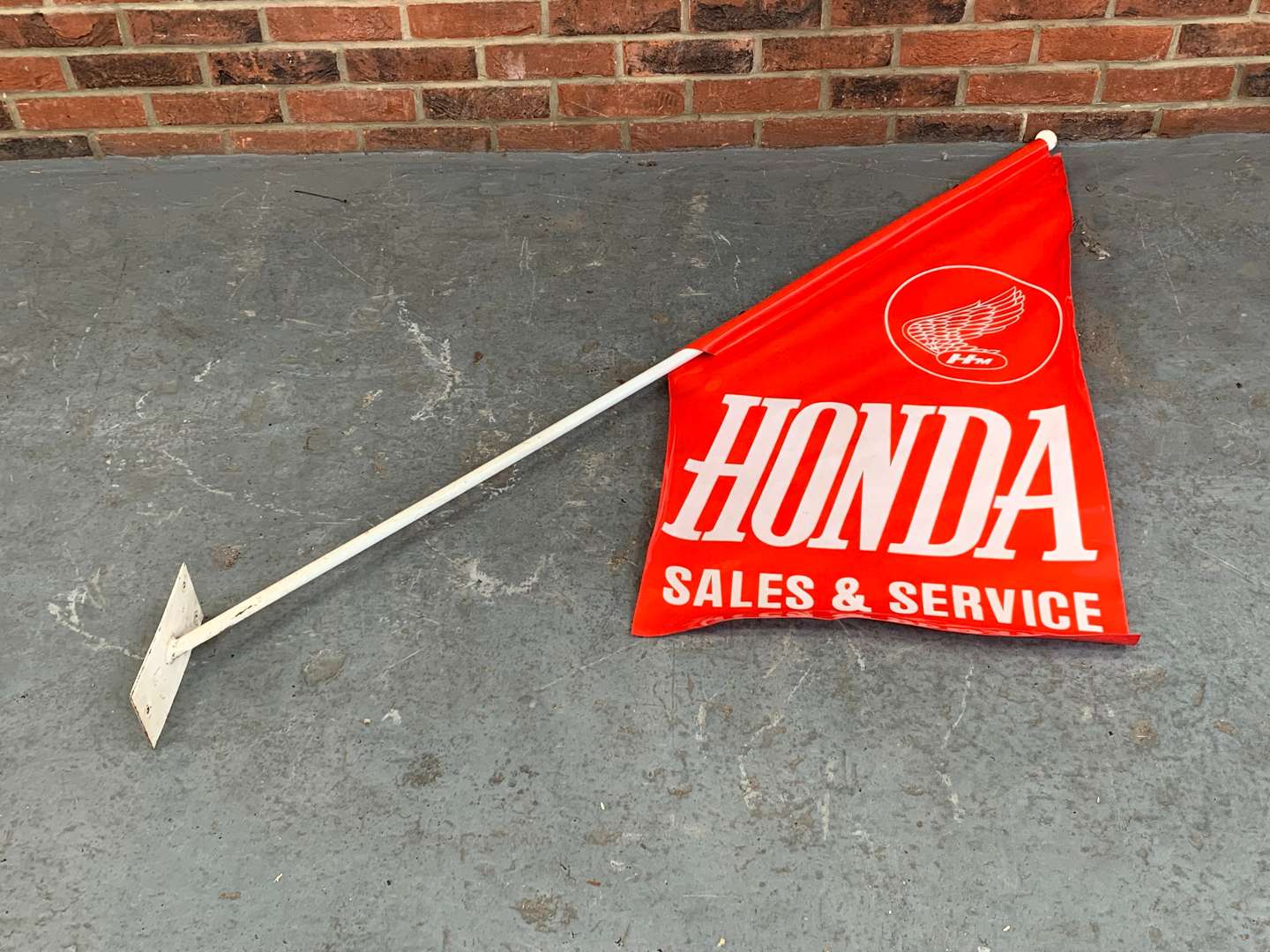 <p>Genuine Honda Dealership Flag and Pole</p>