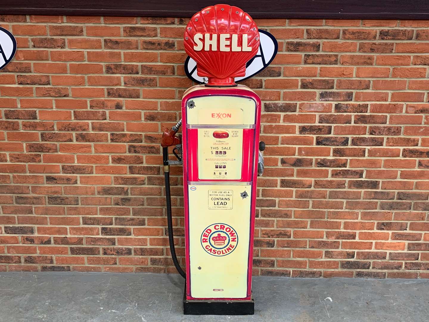 <p>Wooden Made Shell Display Petrol Pump&nbsp;</p>