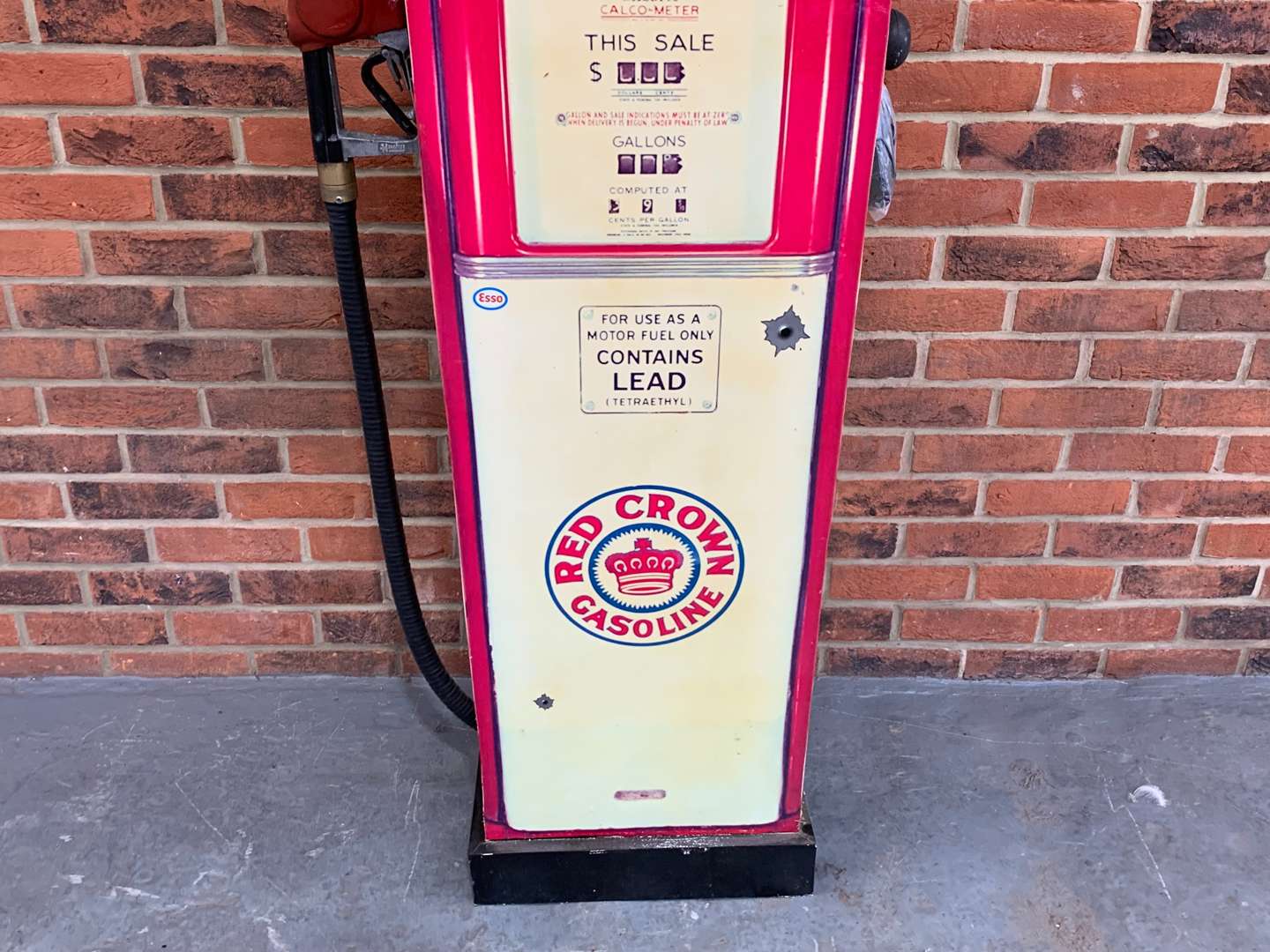 <p>Wooden Made Shell Display Petrol Pump&nbsp;</p>