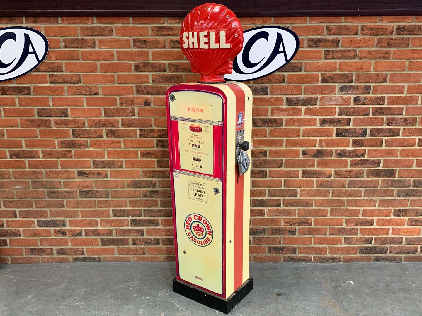 <p>Wooden Made Shell Display Petrol Pump&nbsp;</p>