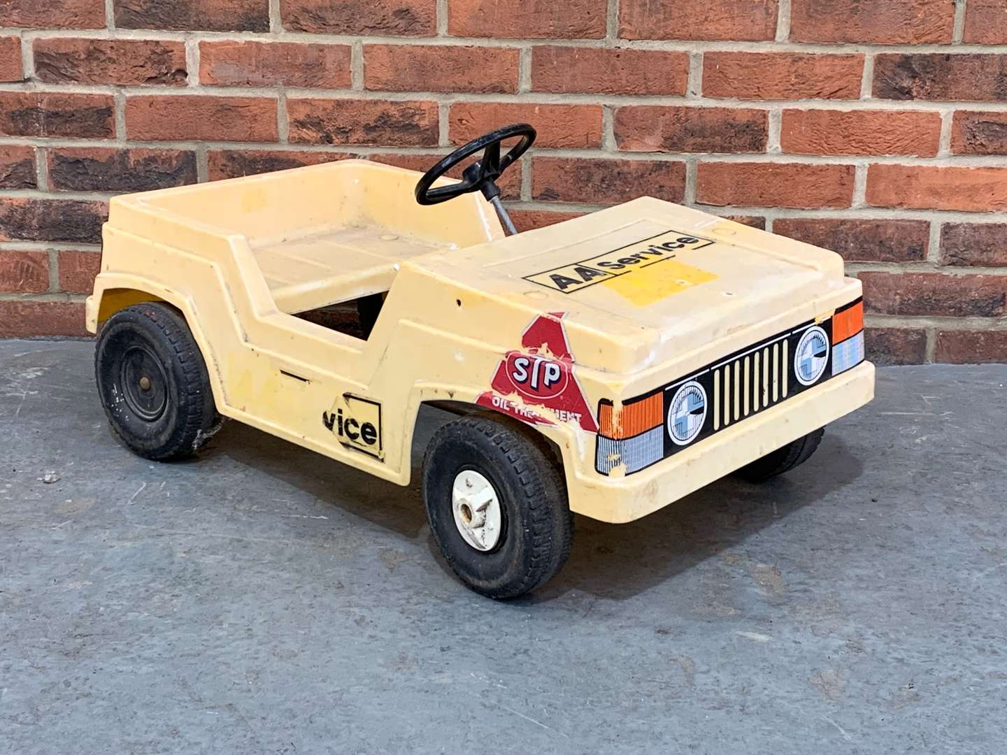 <p>Plastic Childs AA Service Pedal Car</p>