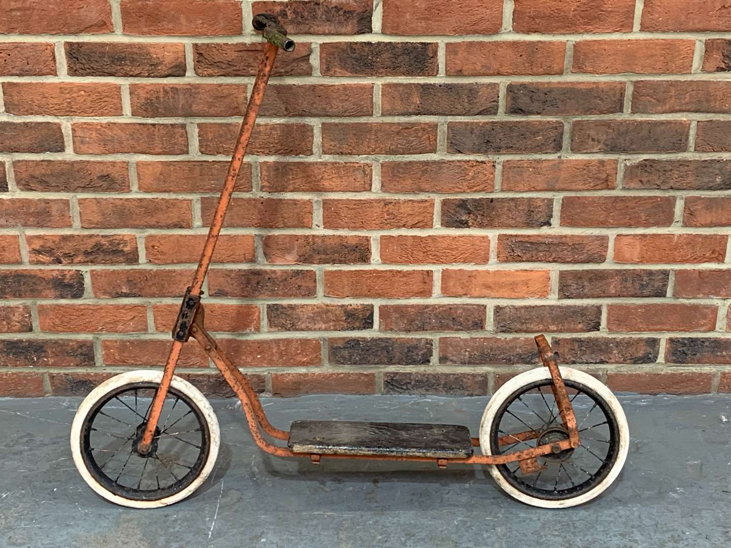 <p>Vintage Childs Scooter</p>