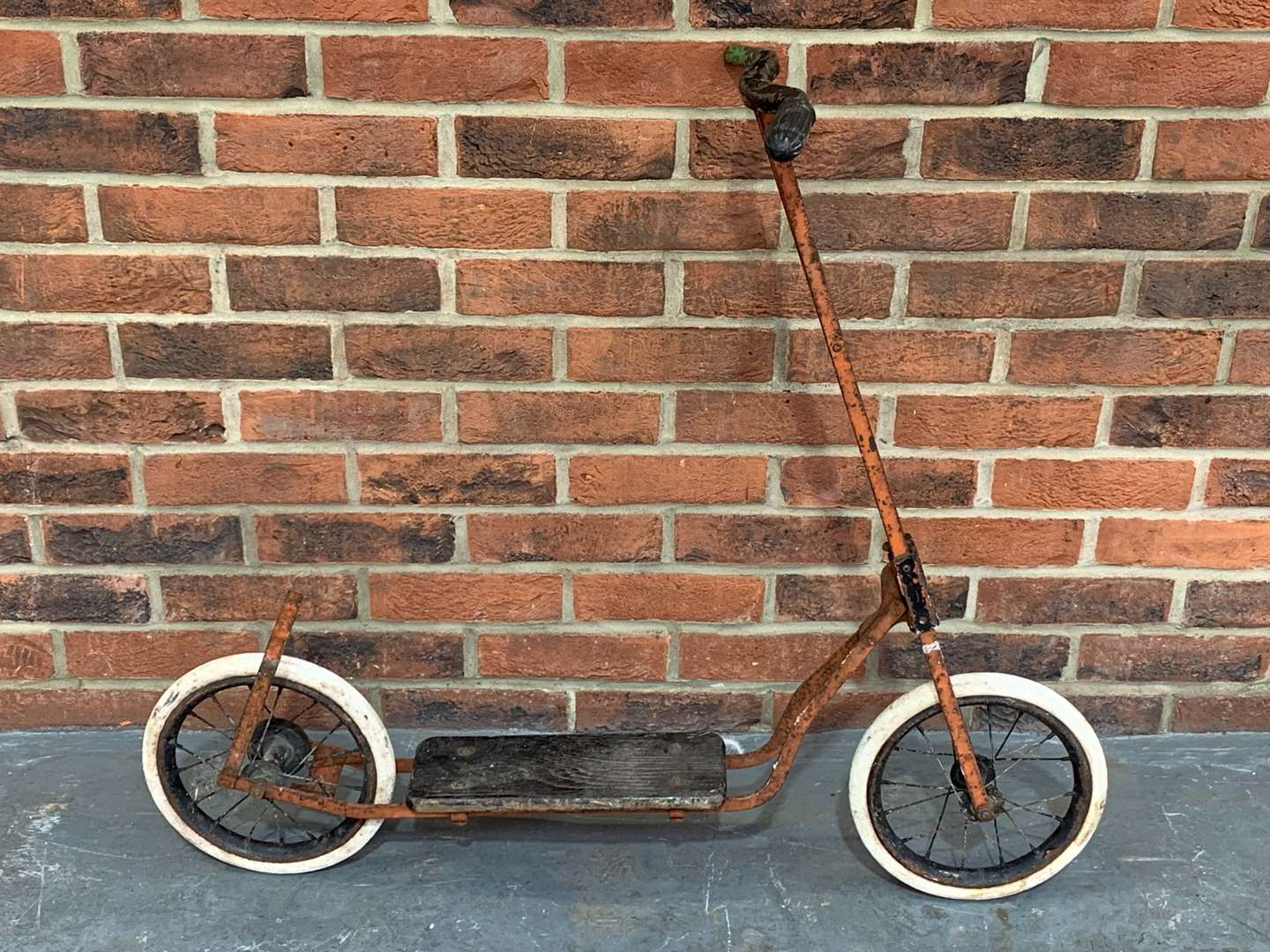 <p>Vintage Childs Scooter</p>