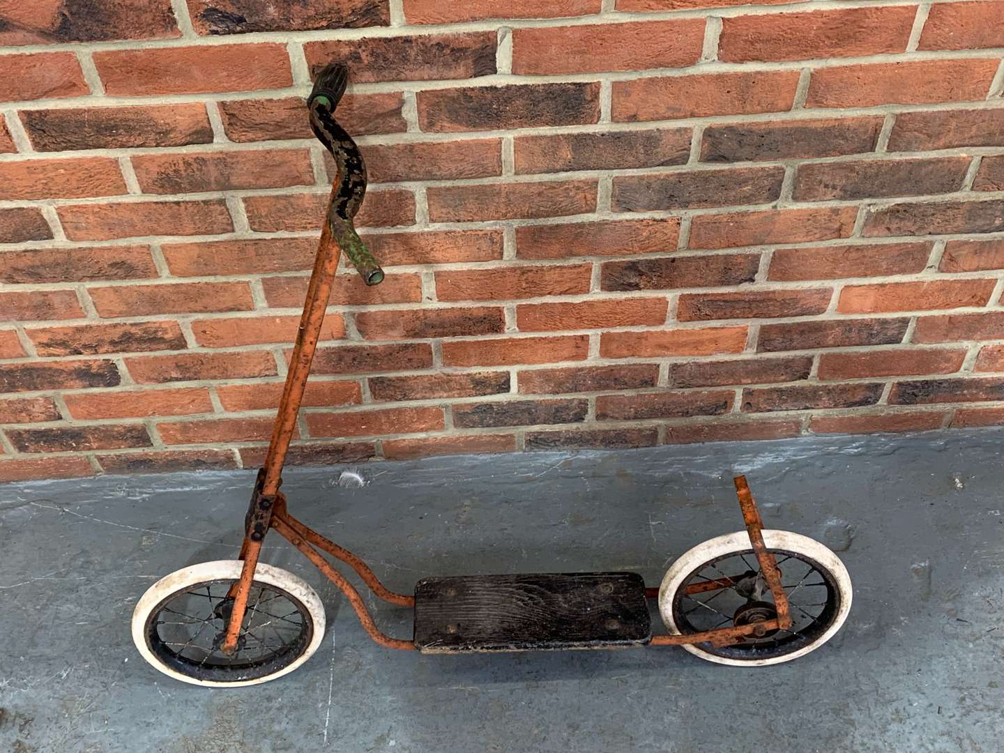 <p>Vintage Childs Scooter</p>