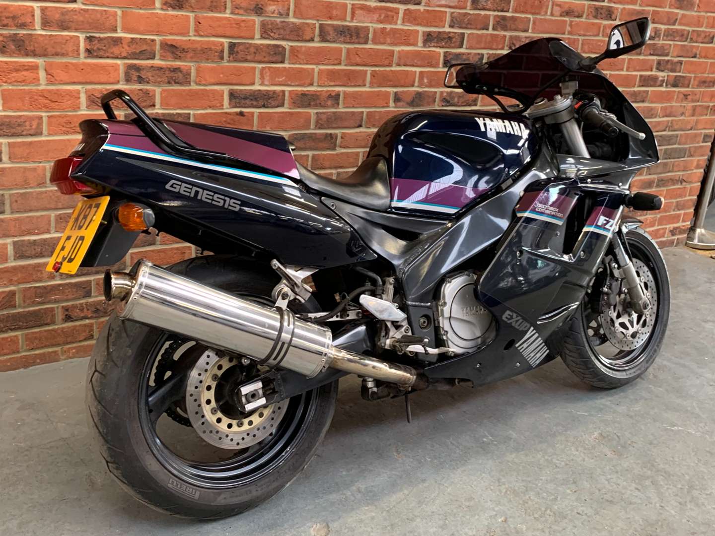 <p>1993 YAMAHA FZR 1000</p>