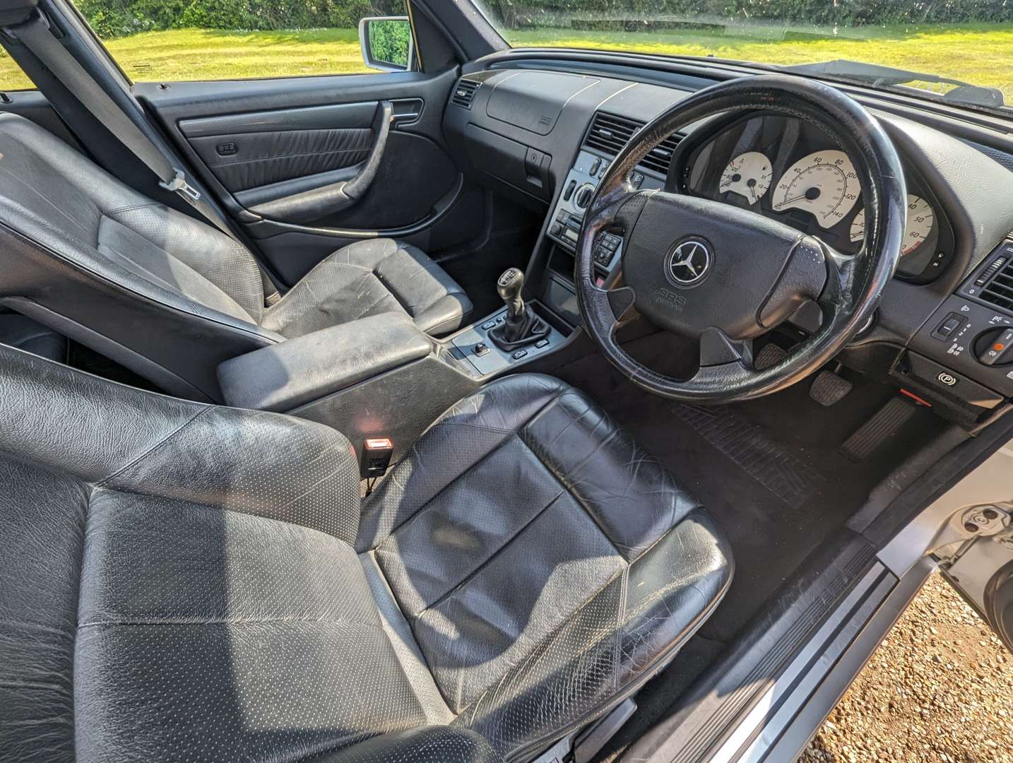 <p>1998 MERCEDES C200 SPORT</p>