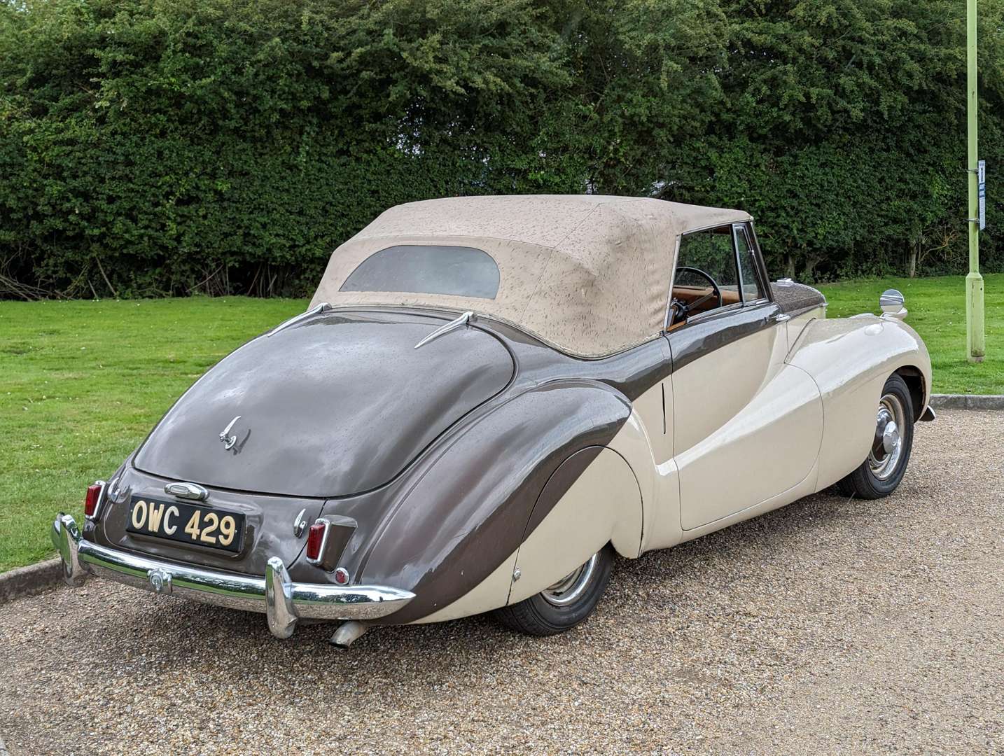 <p>1952 DAIMLER DB18 SPECIAL SPORTS</p>