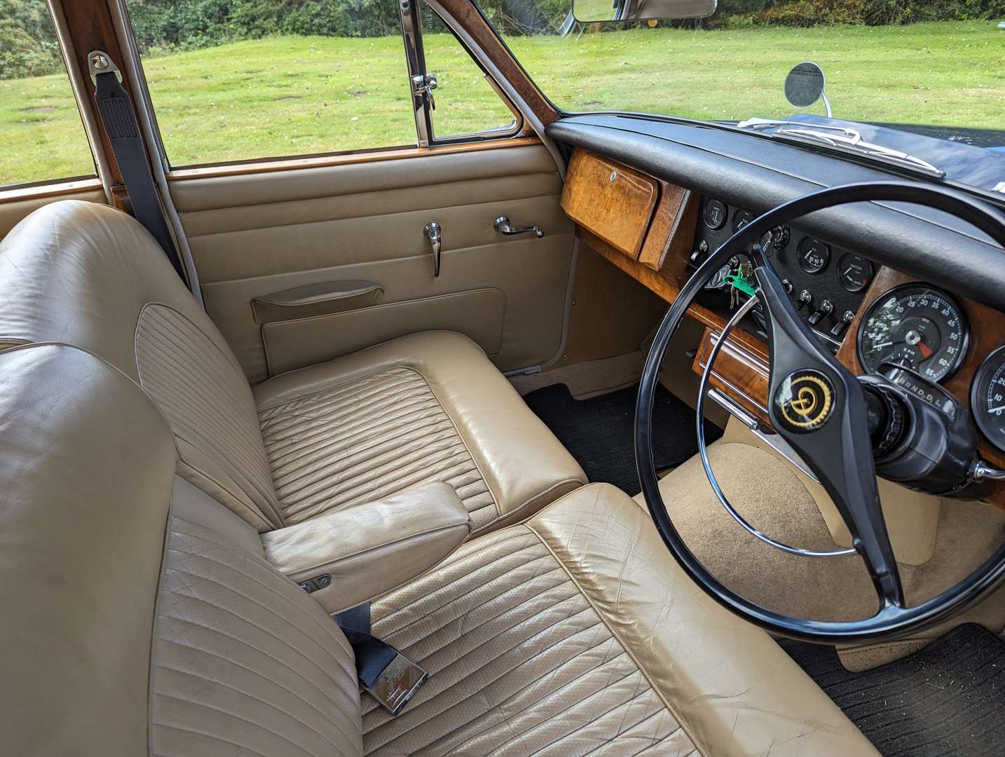 <p>1969 DAIMLER V8 250 AUTO</p>