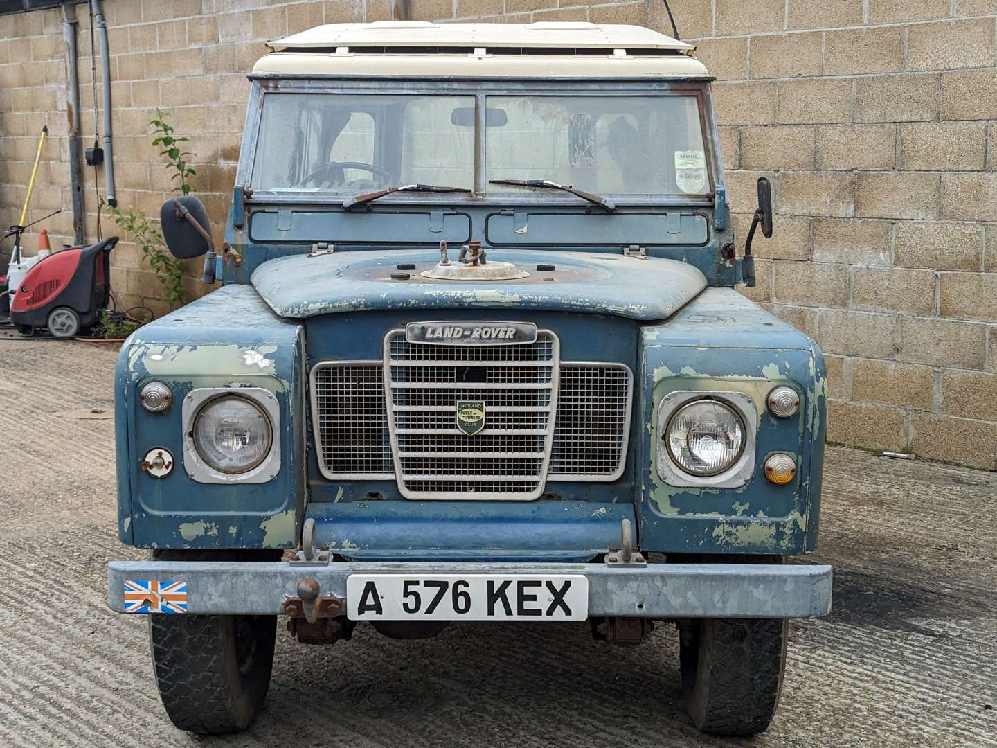 <p>1983 LAND ROVER 88" SERIES 3 SAFARI STATION WAGON</p>