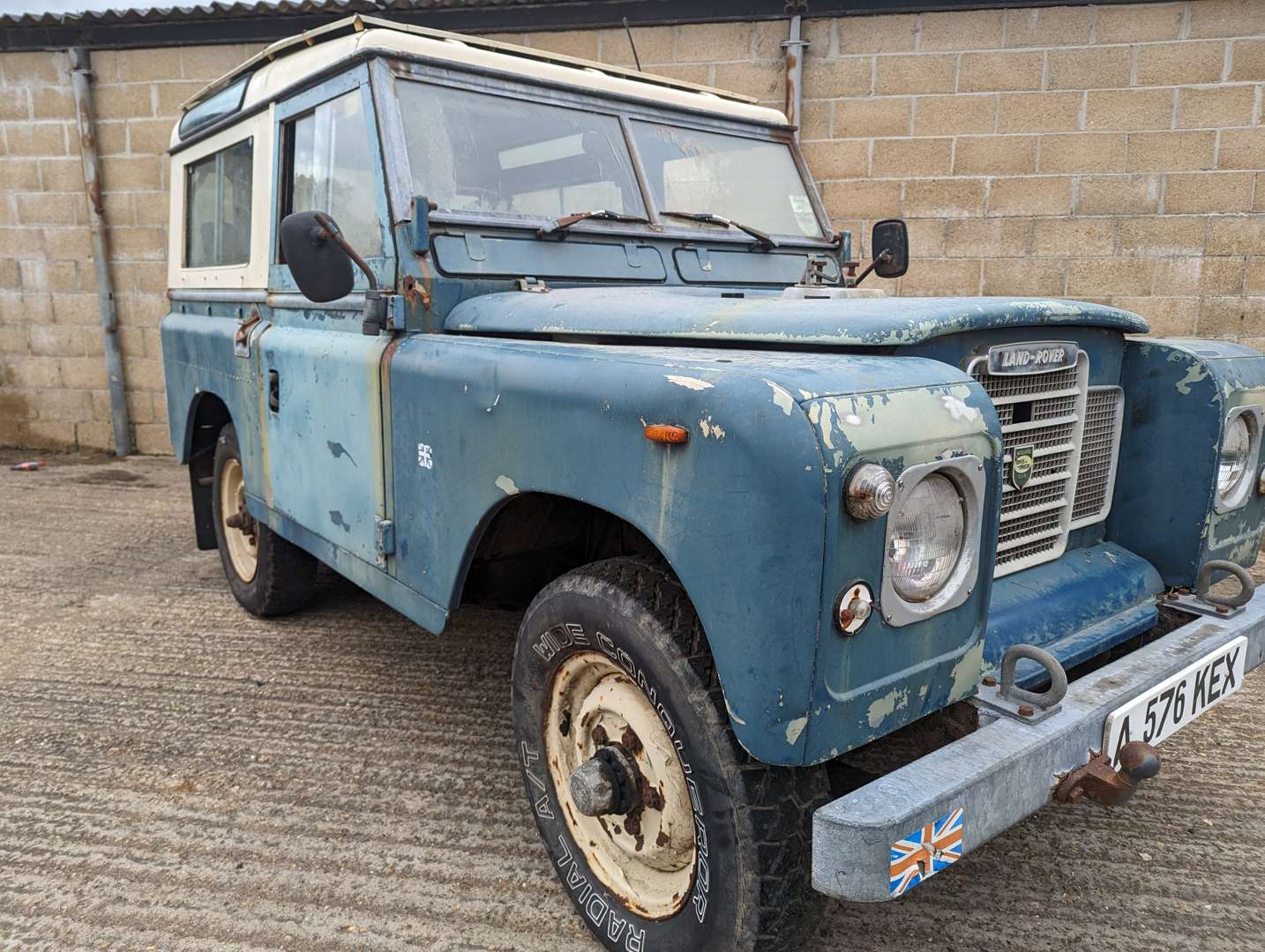 <p>1983 LAND ROVER 88" SERIES 3 SAFARI STATION WAGON</p>