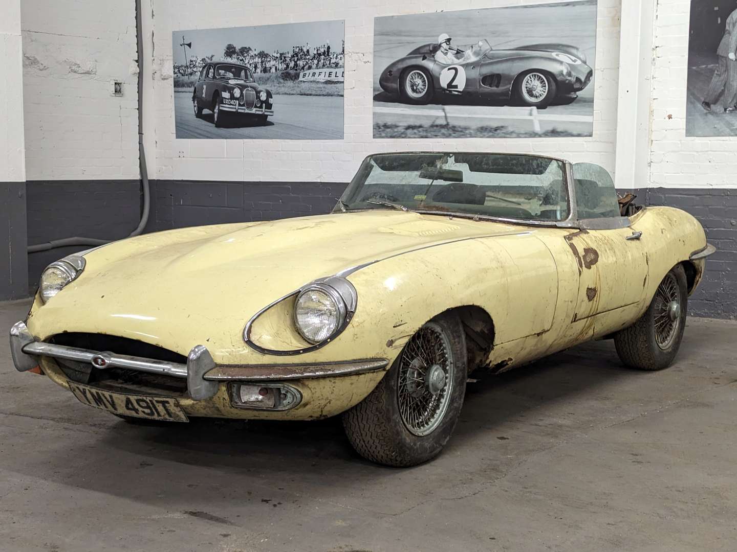 <p>1969 JAGUAR E-TYPE 4.2 SII ROADSTER from the David Brown collection</p>