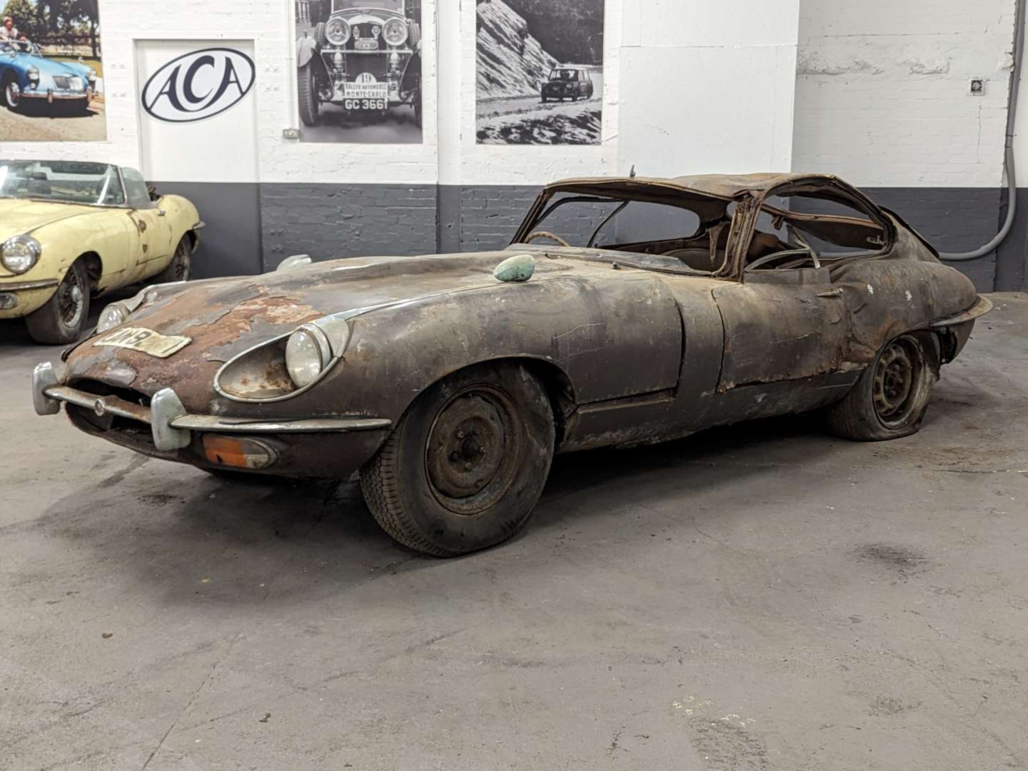 <p>1970 JAGUAR E-TYPE 4.2 SII FHC from the David Brown collection</p>