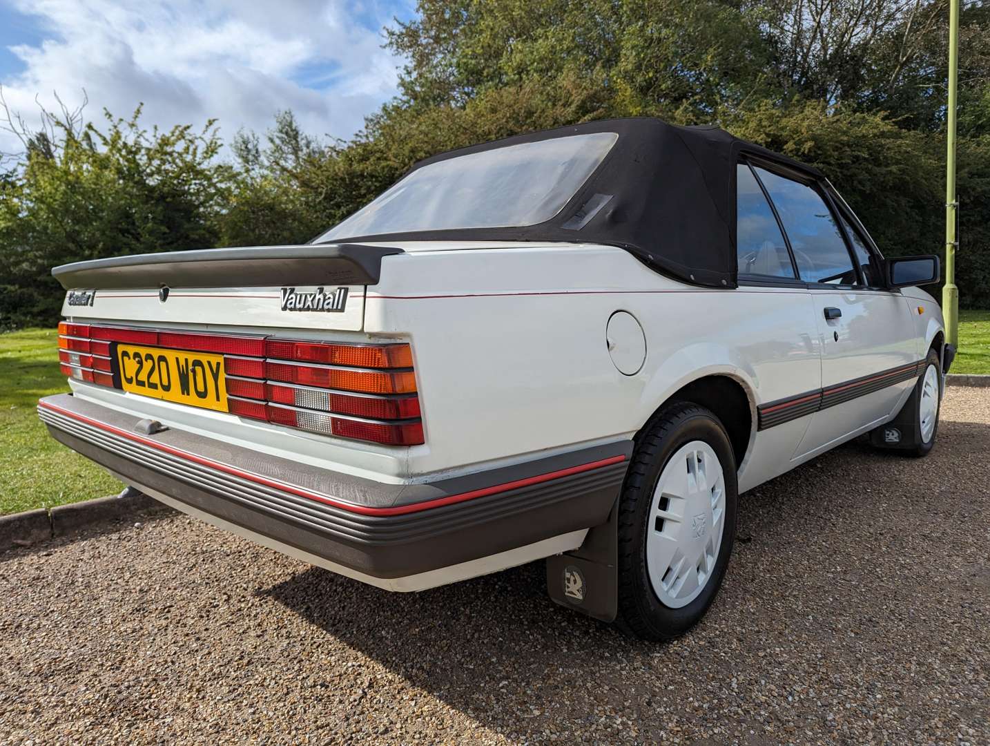 <p>1986 VAUXHALL CAVALIER 1.8 CONVERTIBLE</p>