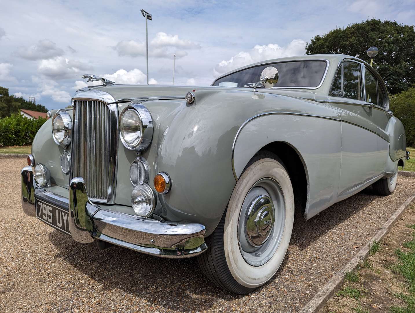 <p>1957 JAGUAR MK VIII</p>