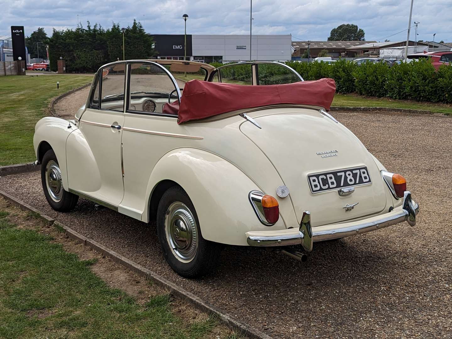 <p>1961 MORRIS MINOR CONVERTIBLE</p>