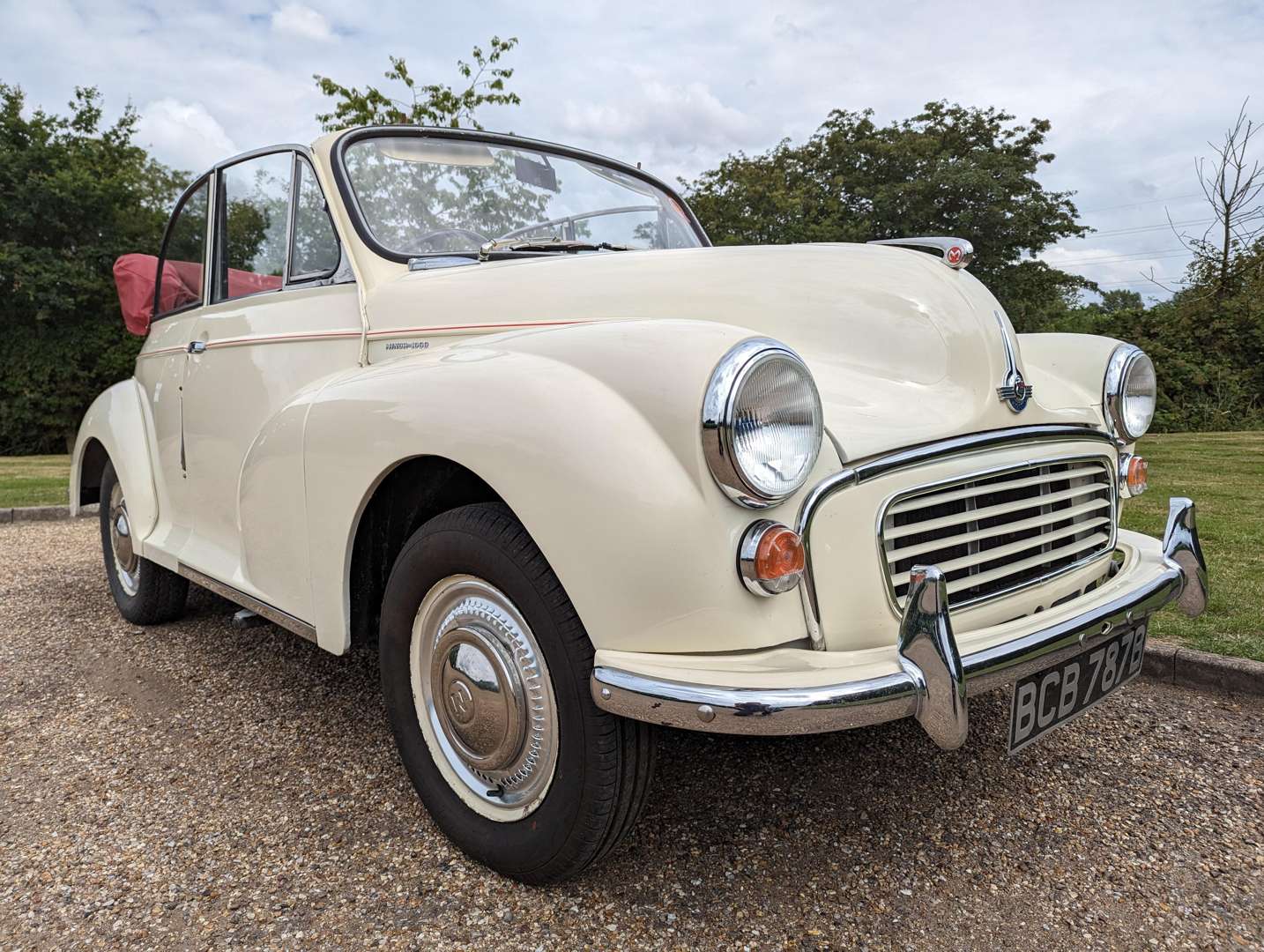 <p>1961 MORRIS MINOR CONVERTIBLE</p>