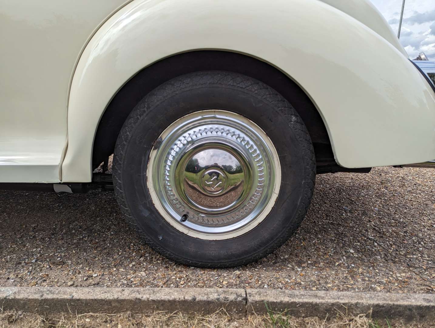 <p>1961 MORRIS MINOR CONVERTIBLE</p>