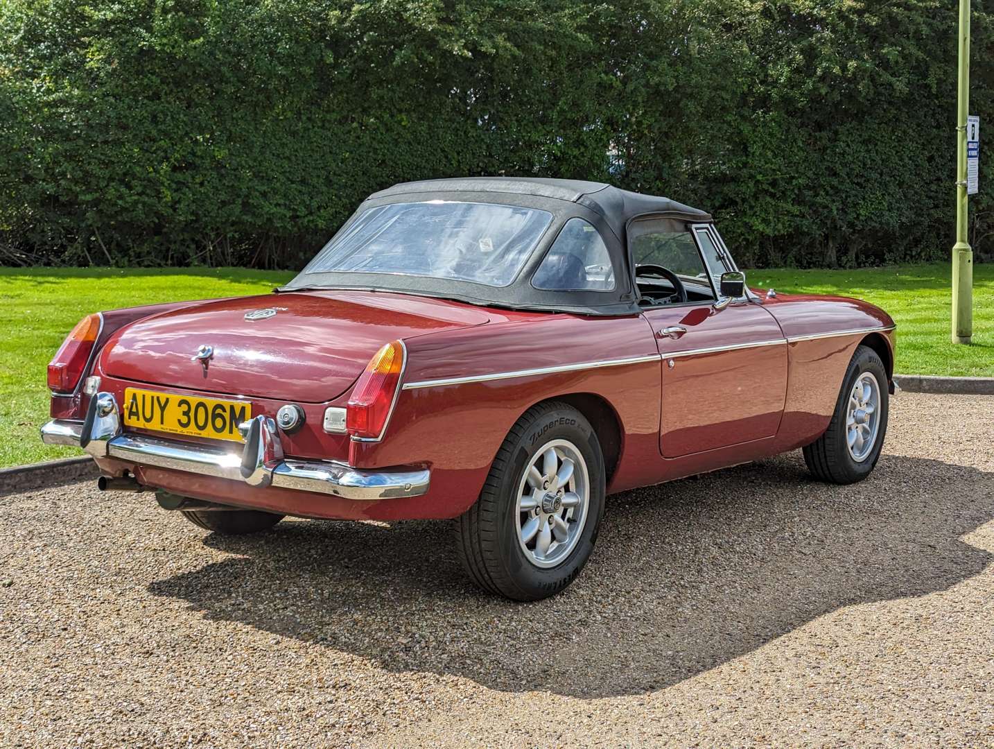 <p>1974 MG B ROADSTER</p>