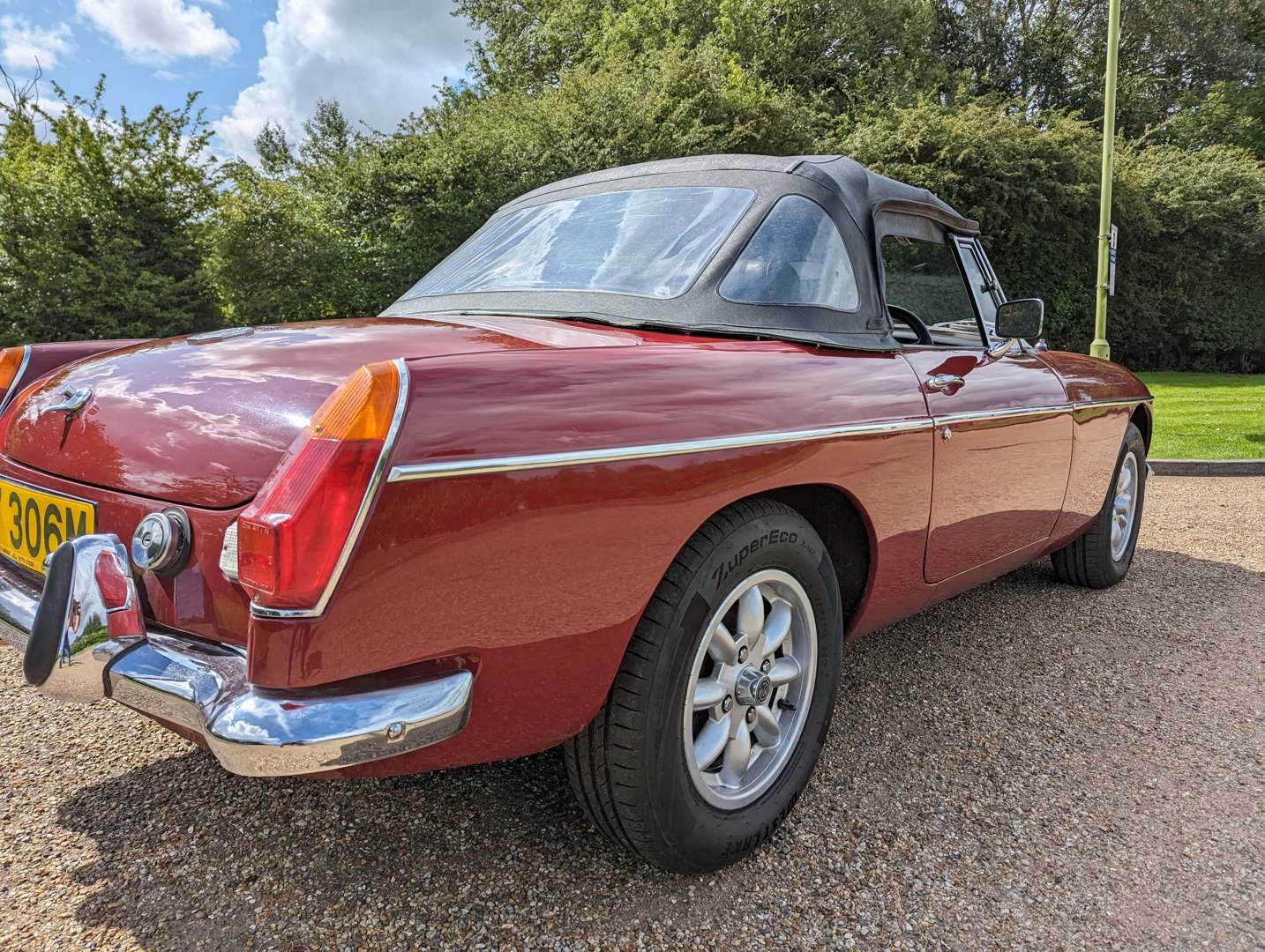 <p>1974 MG B ROADSTER</p>