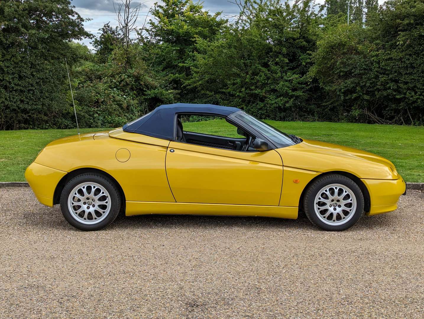 <p>2000 ALFA ROMEO SPIDER LUSSO T-SPARK 16V</p>