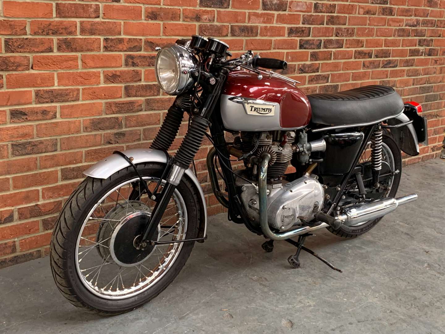 <p>1968 TRIUMPH BONNEVILLE T120</p>