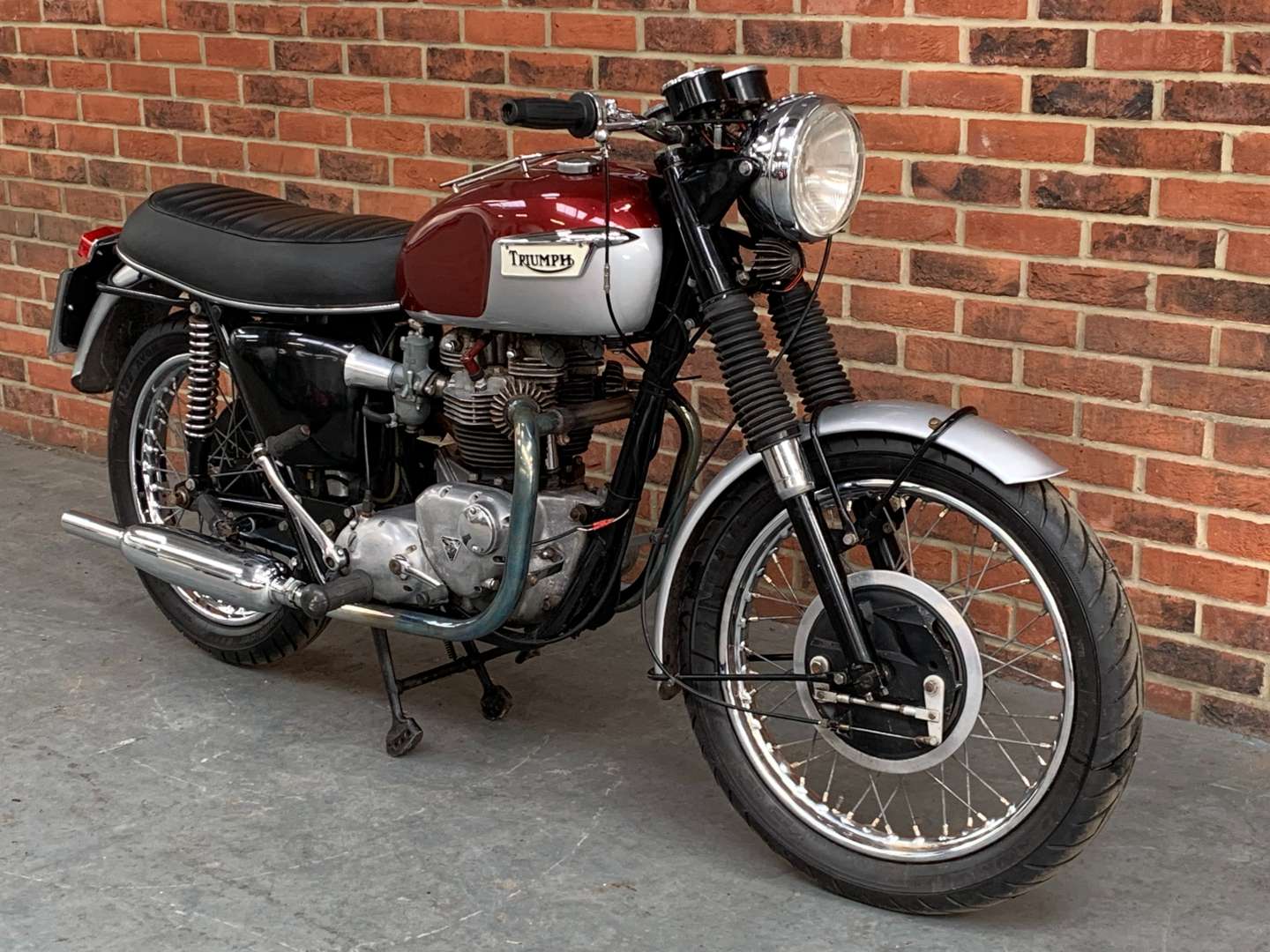 <p>1968 TRIUMPH BONNEVILLE T120</p>